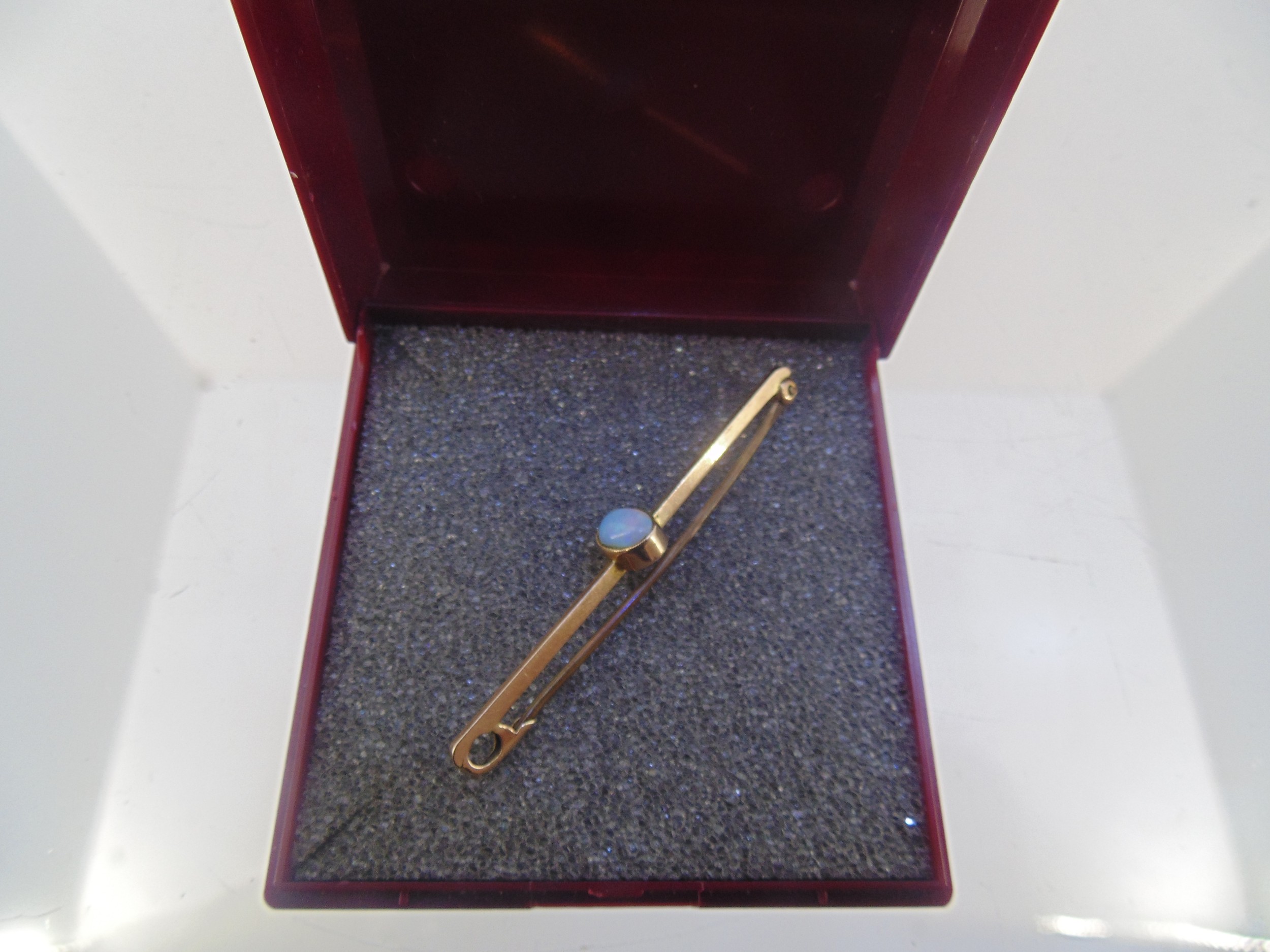 9ct gold tie pin with opal to centre - Image 3 of 3