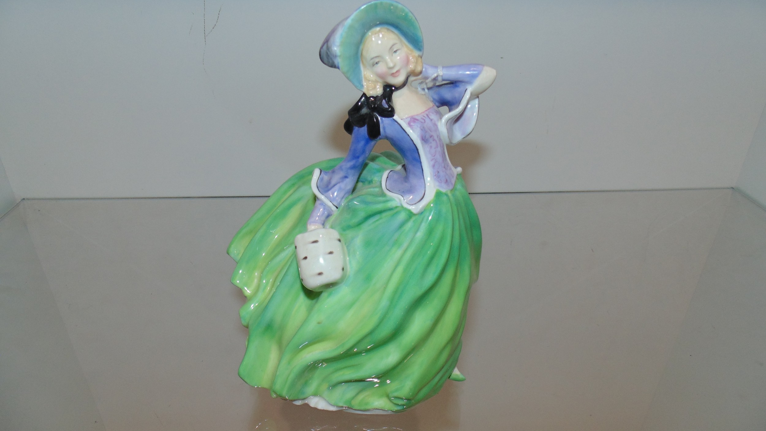 Royal Doulton lady - Autumn breezes - Hm1913LM