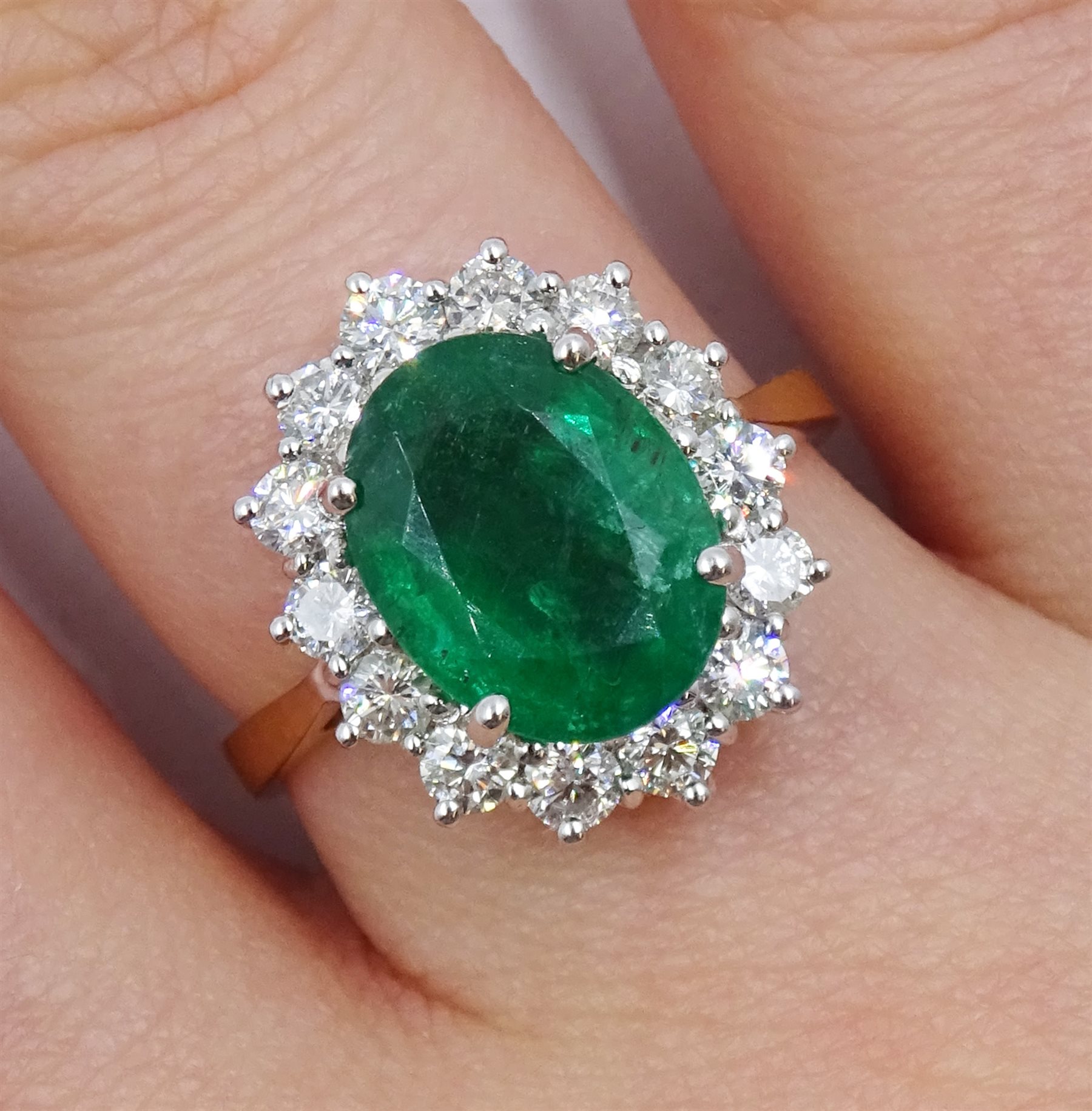 18ct gold oval emerald and diamond cluster ring - Image 2 of 5