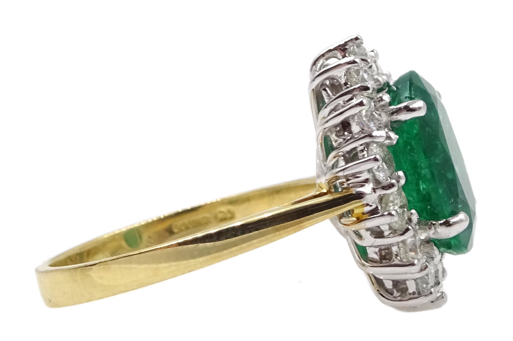 18ct gold oval emerald and diamond cluster ring - Image 4 of 5
