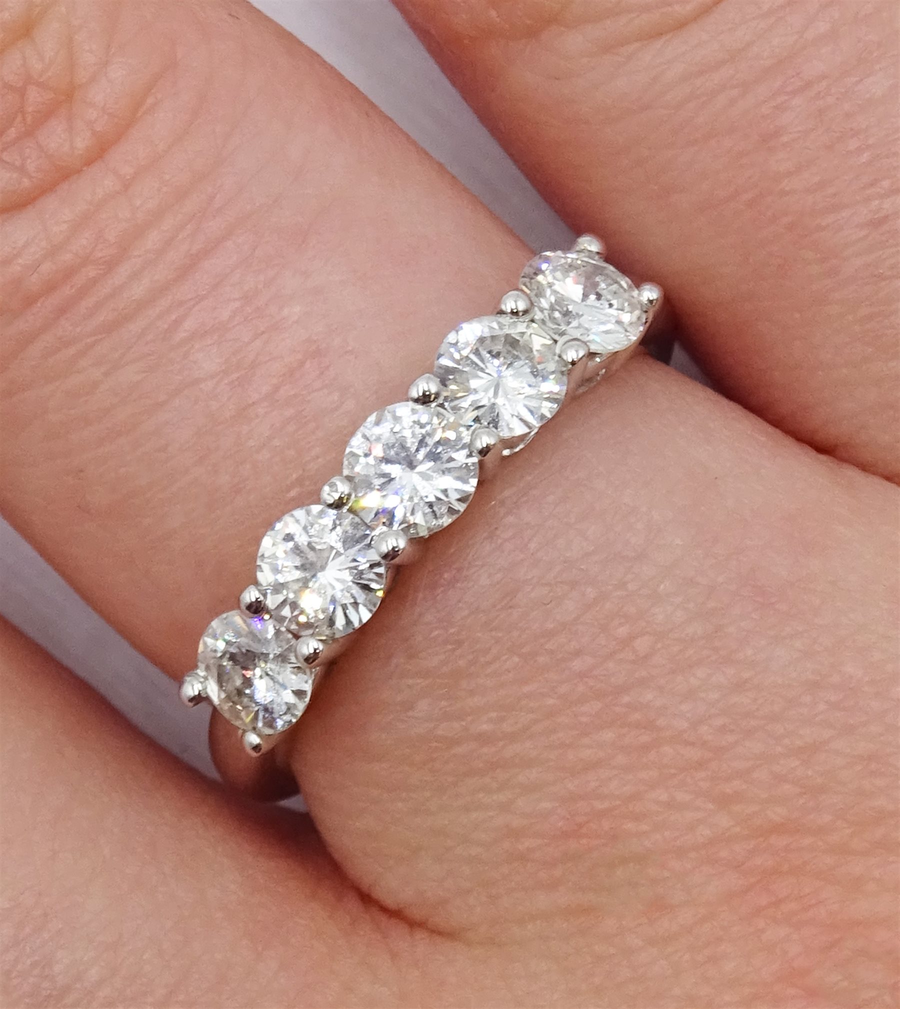 18ct white gold five stone round brilliant cut diamond ring - Image 2 of 4