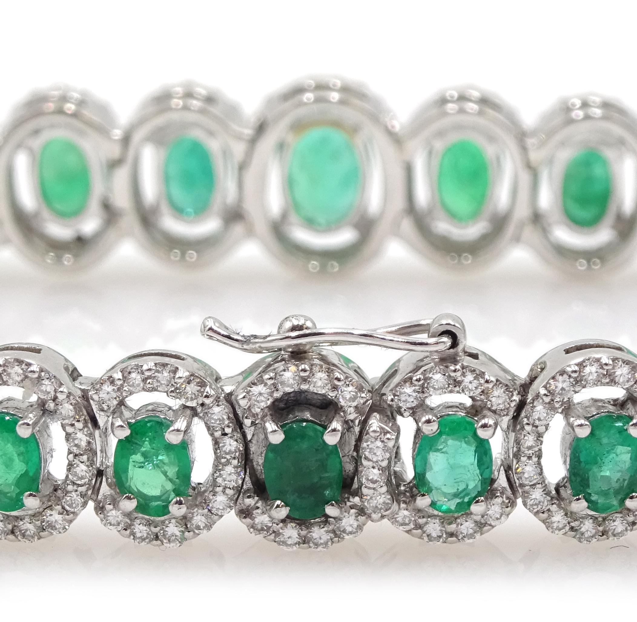 18ct gold graduating oval emerald bracelet - Image 5 of 5