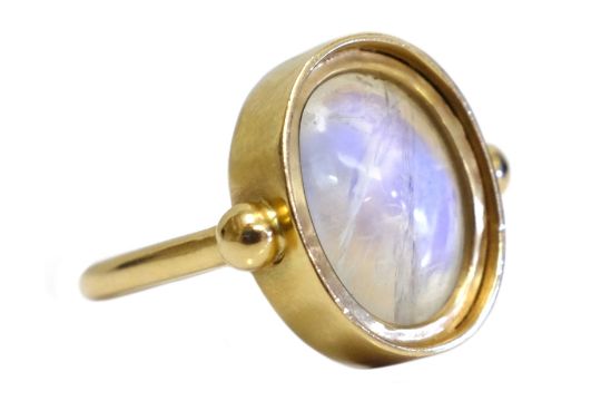 18ct gold oval cabochon rainbow moonstone ring - Image 2 of 4