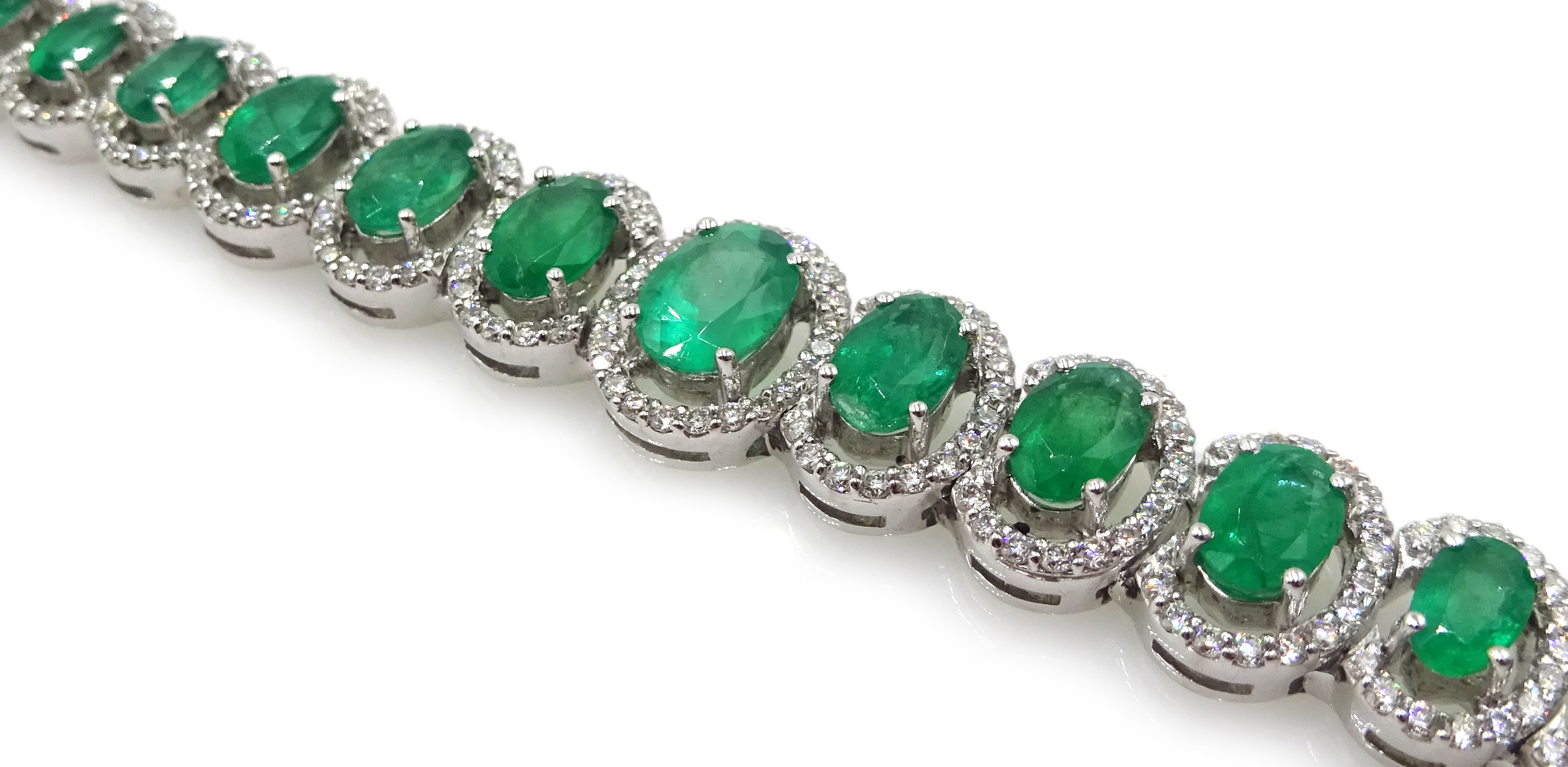 18ct gold graduating oval emerald bracelet - Image 4 of 5