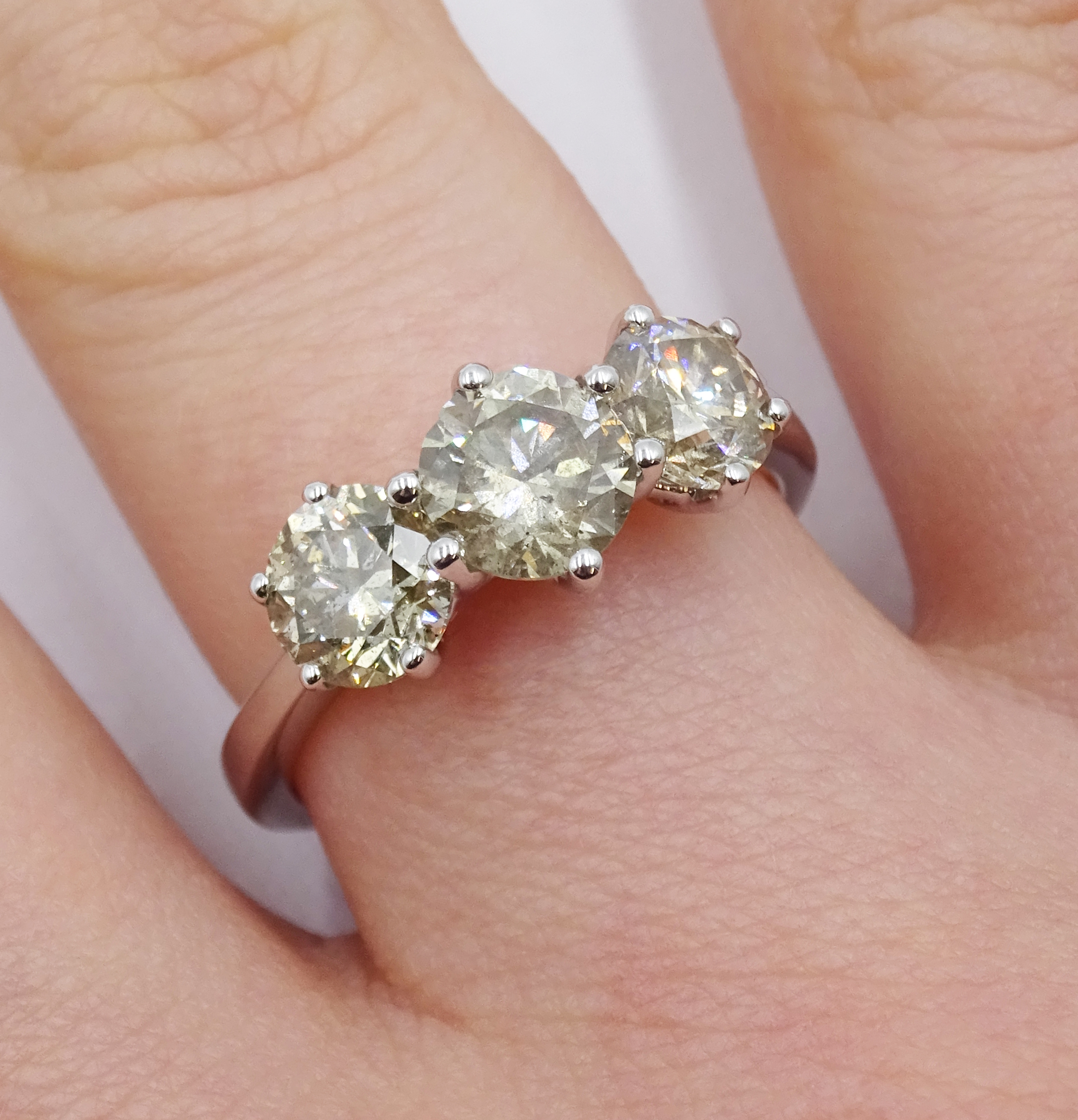 18ct white gold three stone round brilliant cut diamond ring - Image 2 of 7