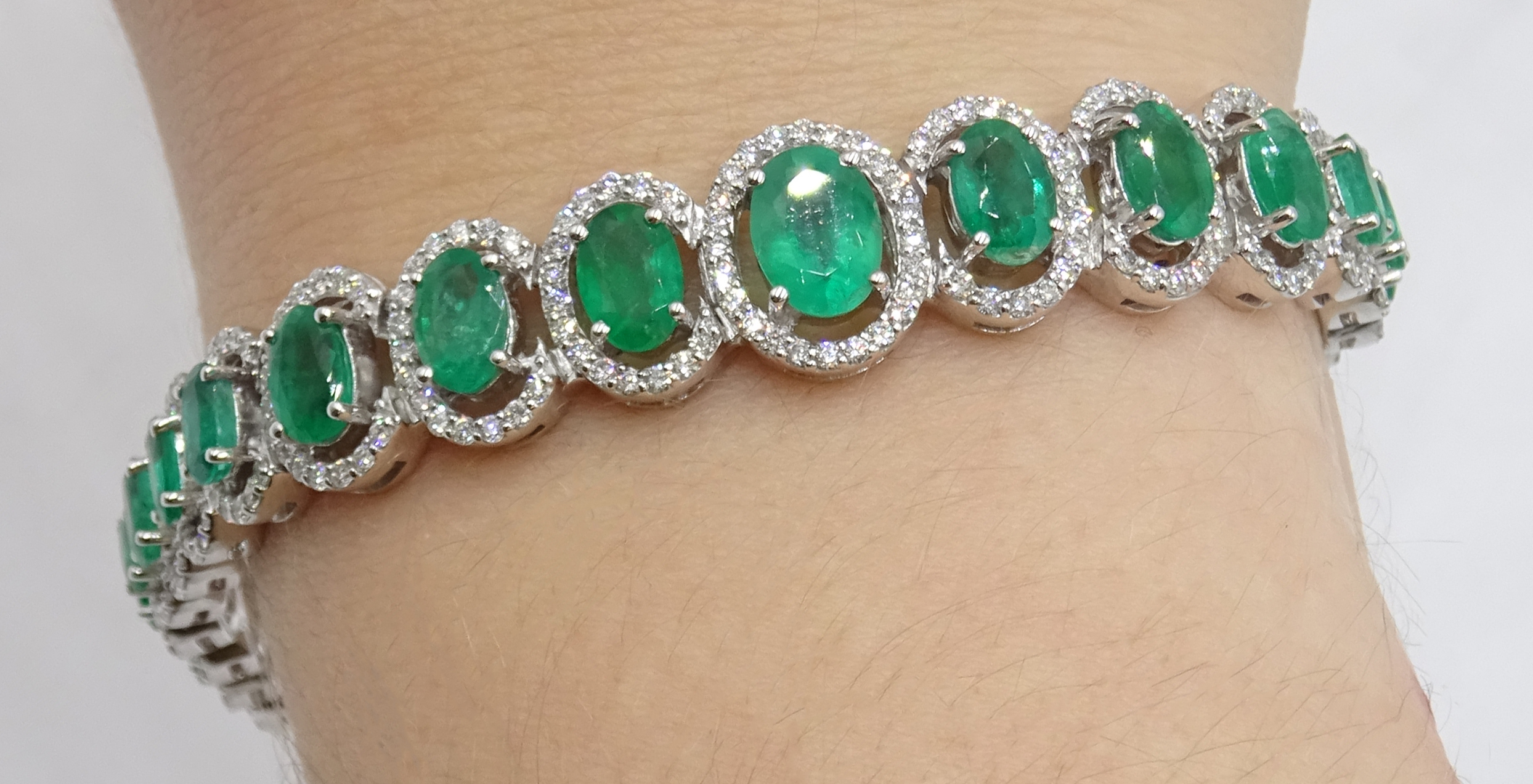 18ct gold graduating oval emerald bracelet - Image 2 of 5