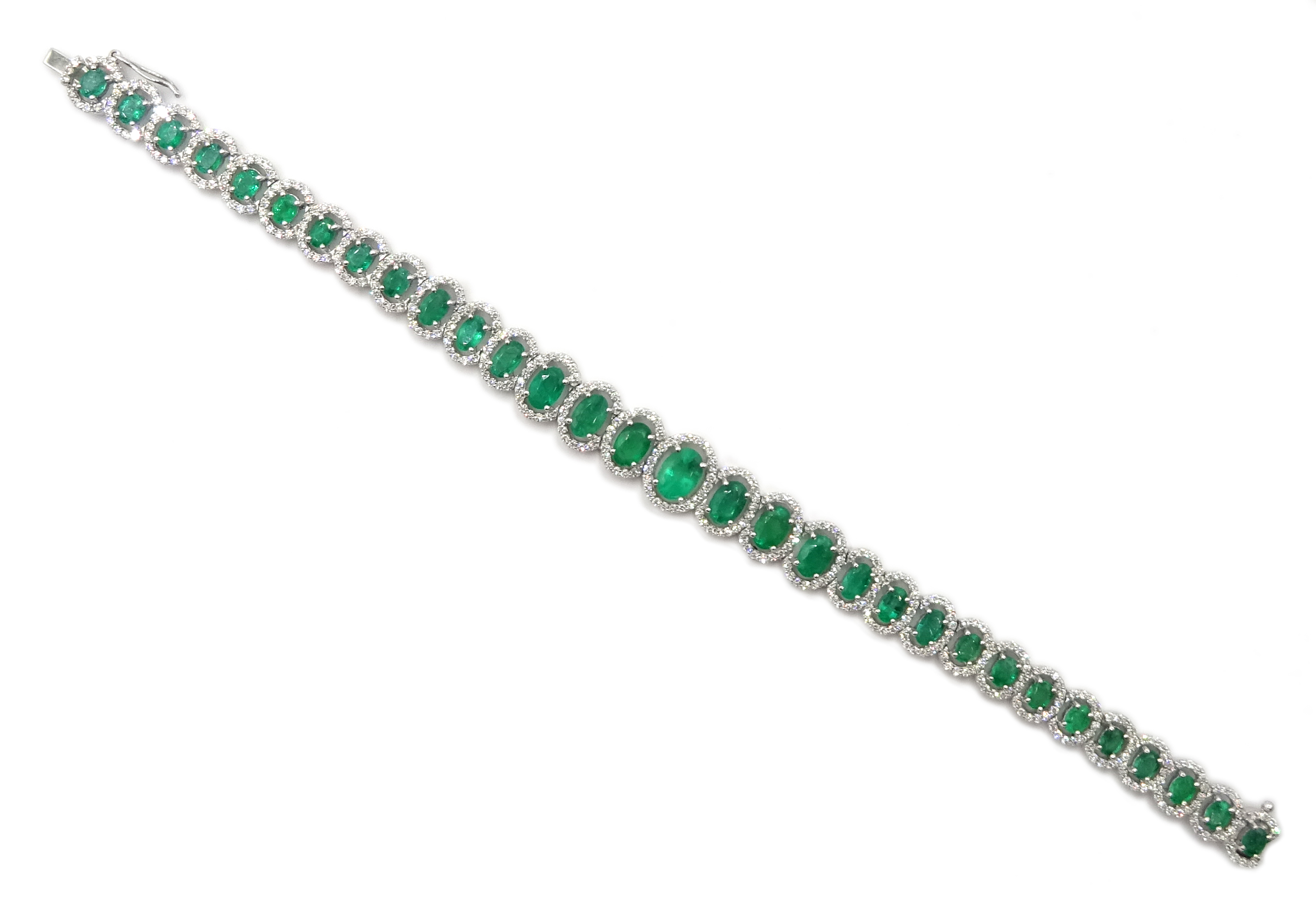 18ct gold graduating oval emerald bracelet - Image 3 of 5