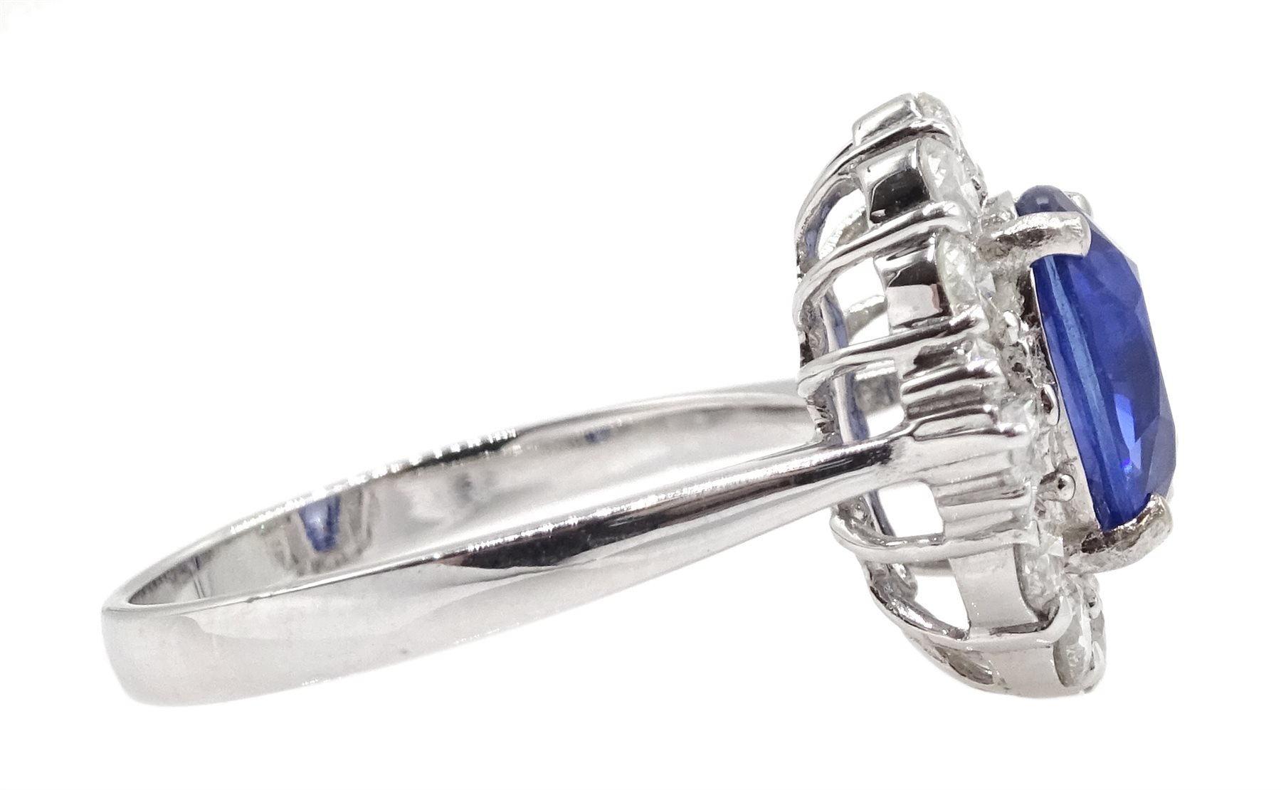 18ct white gold sapphire and diamond cluster ring - Image 4 of 5