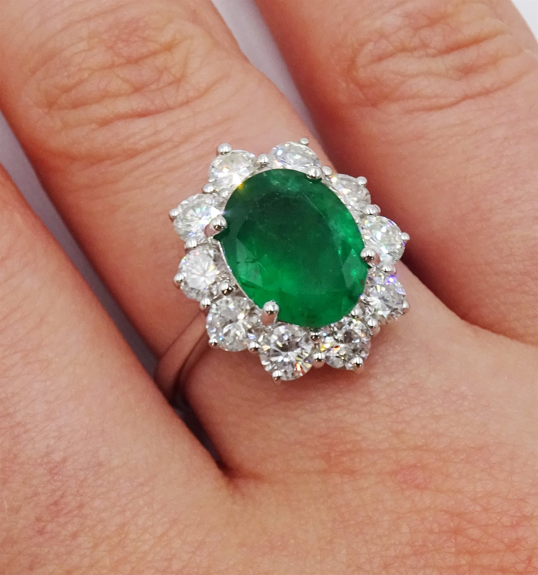 White gold oval emerald and round brilliant cut diamond ring - Image 2 of 5