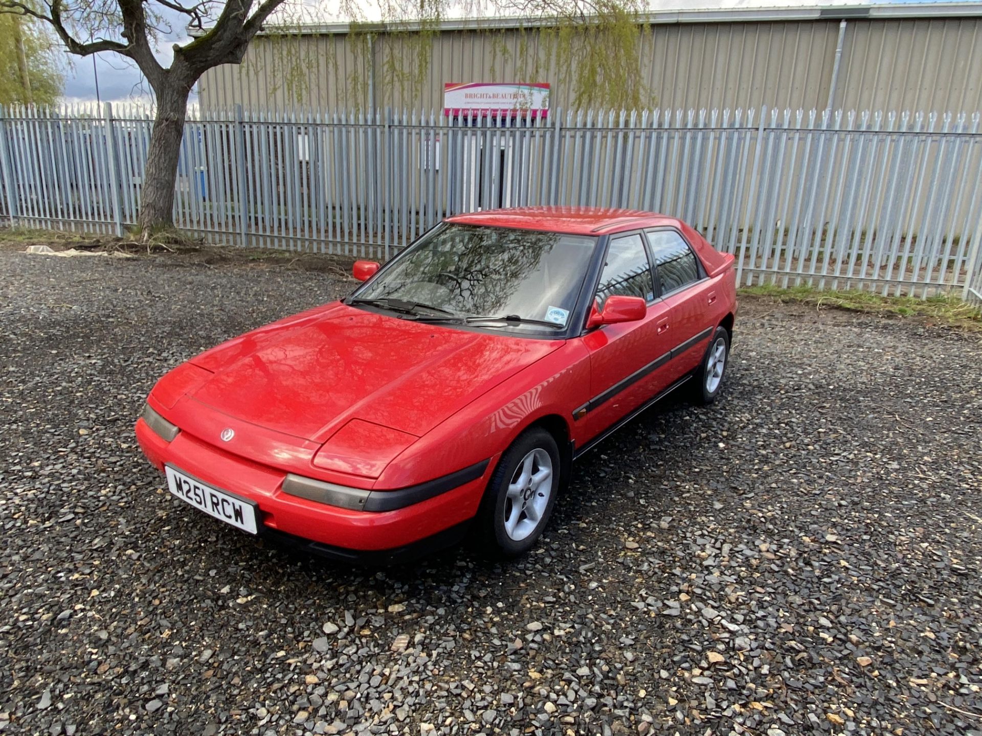 Mazda 323 - Image 16 of 38