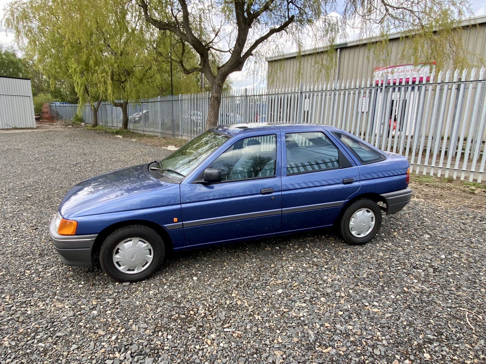 Ford Escort LX  - Image 17 of 54