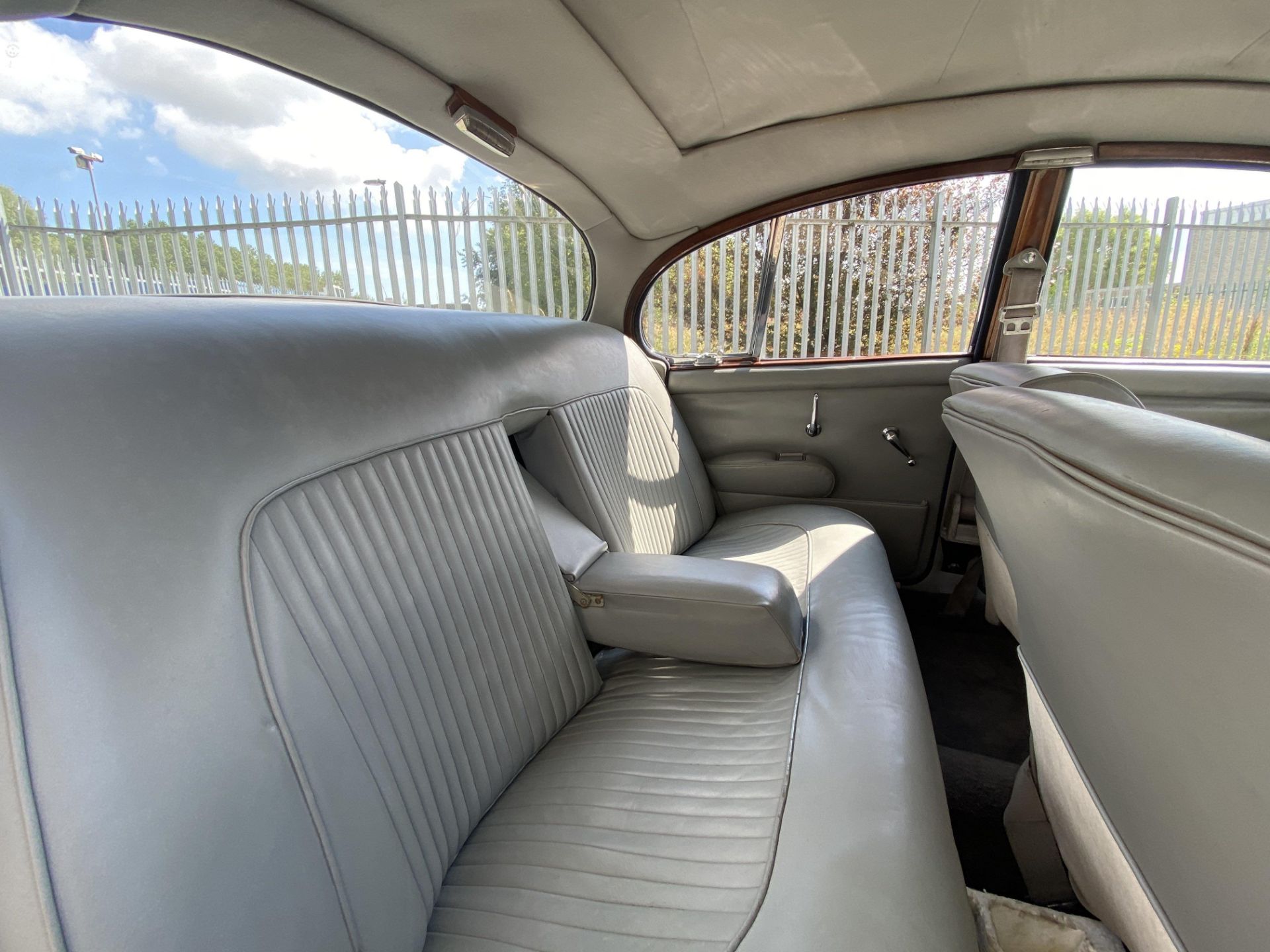 Daimler 250 Saloon - Image 33 of 48