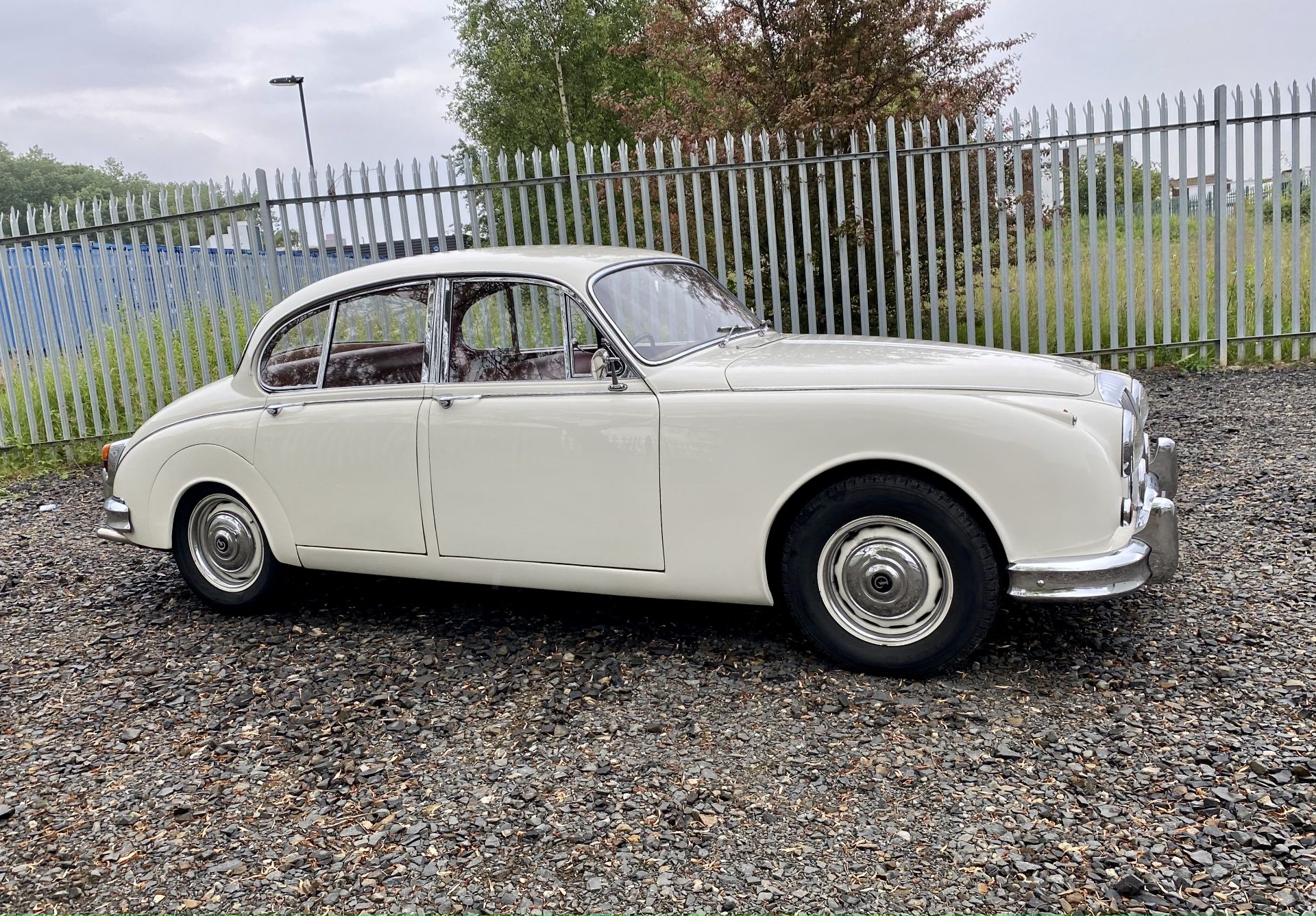 Daimler 250 Saloon - Image 2 of 46