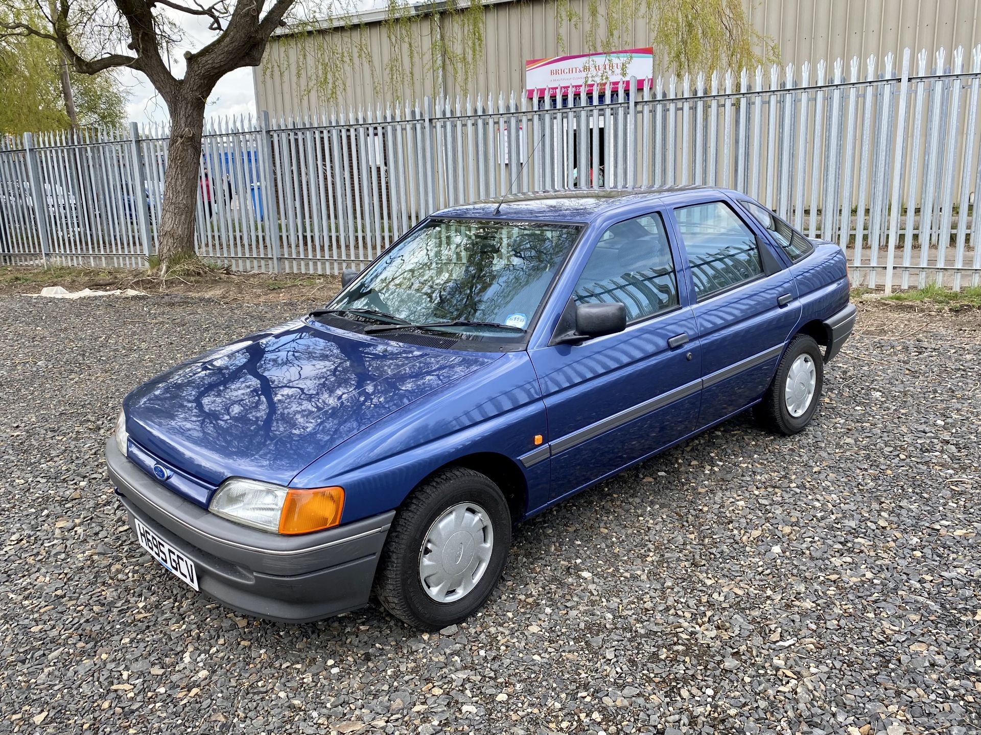 Ford Escort LX  - Image 18 of 54