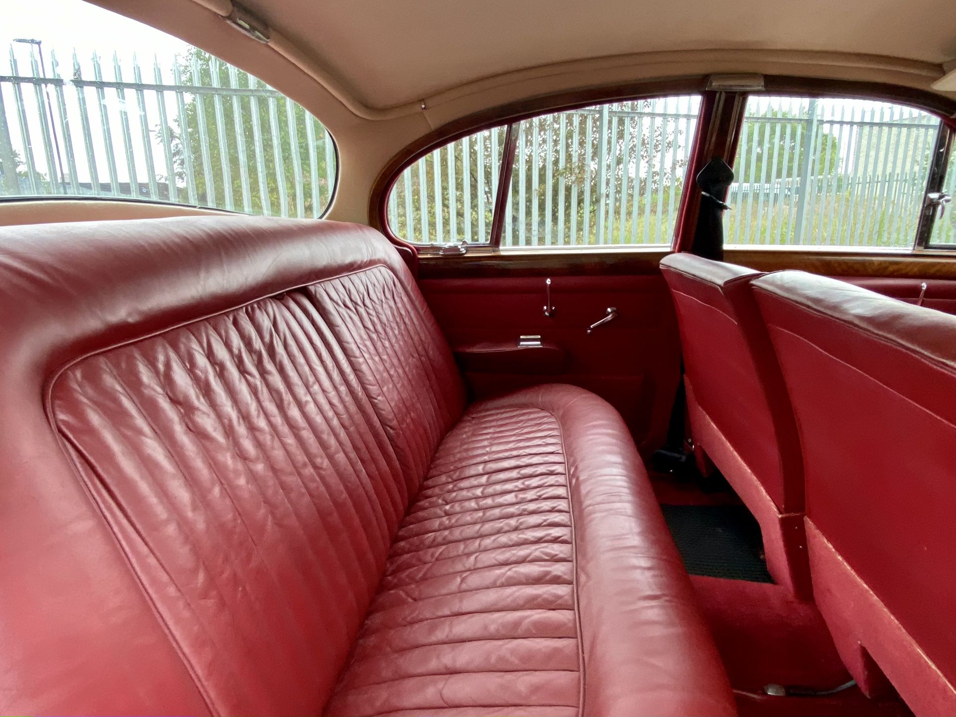 Daimler 250 Saloon - Image 28 of 46