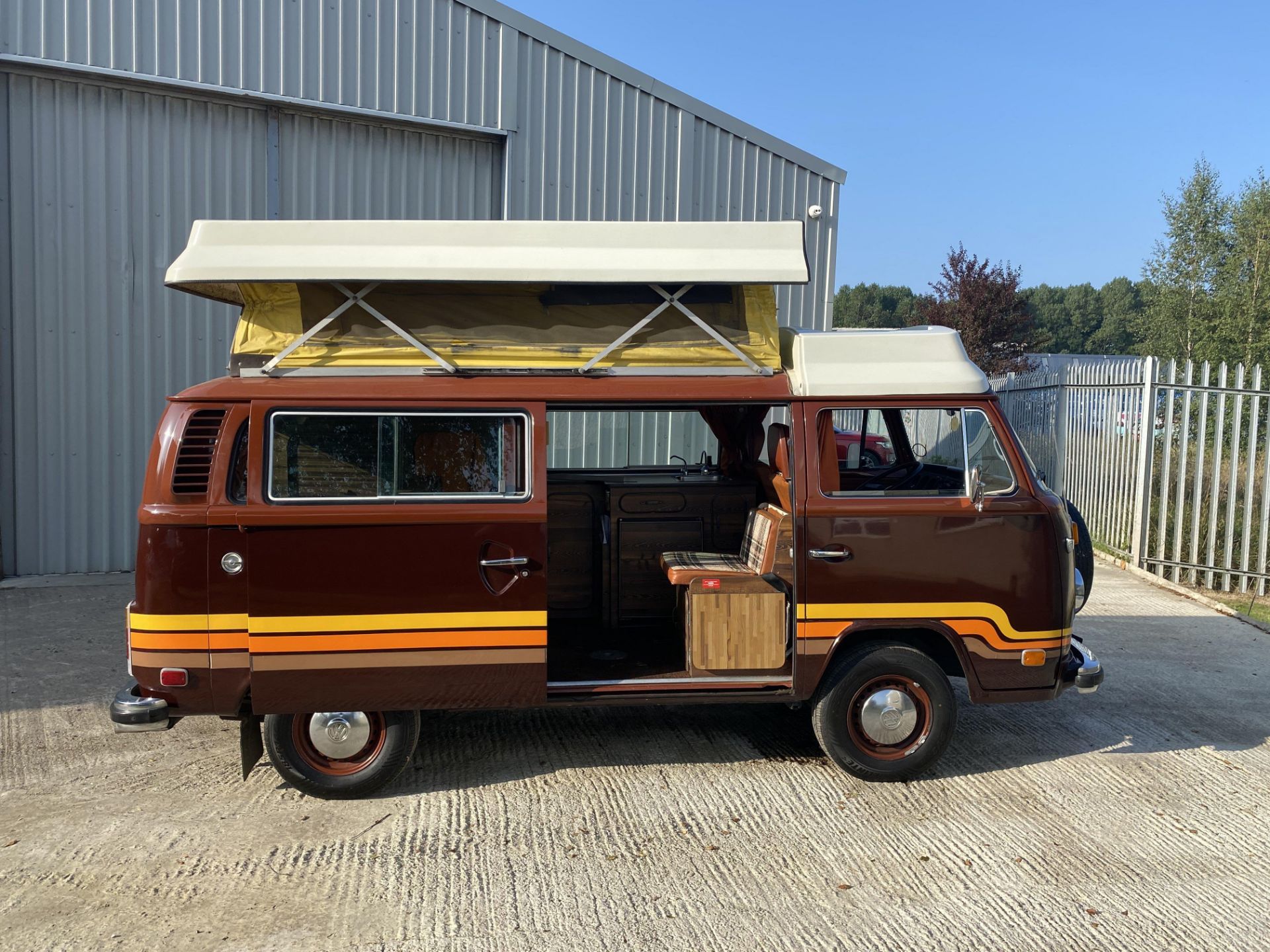 Volkswagen T2 Camper Champagne Edition - Image 8 of 50