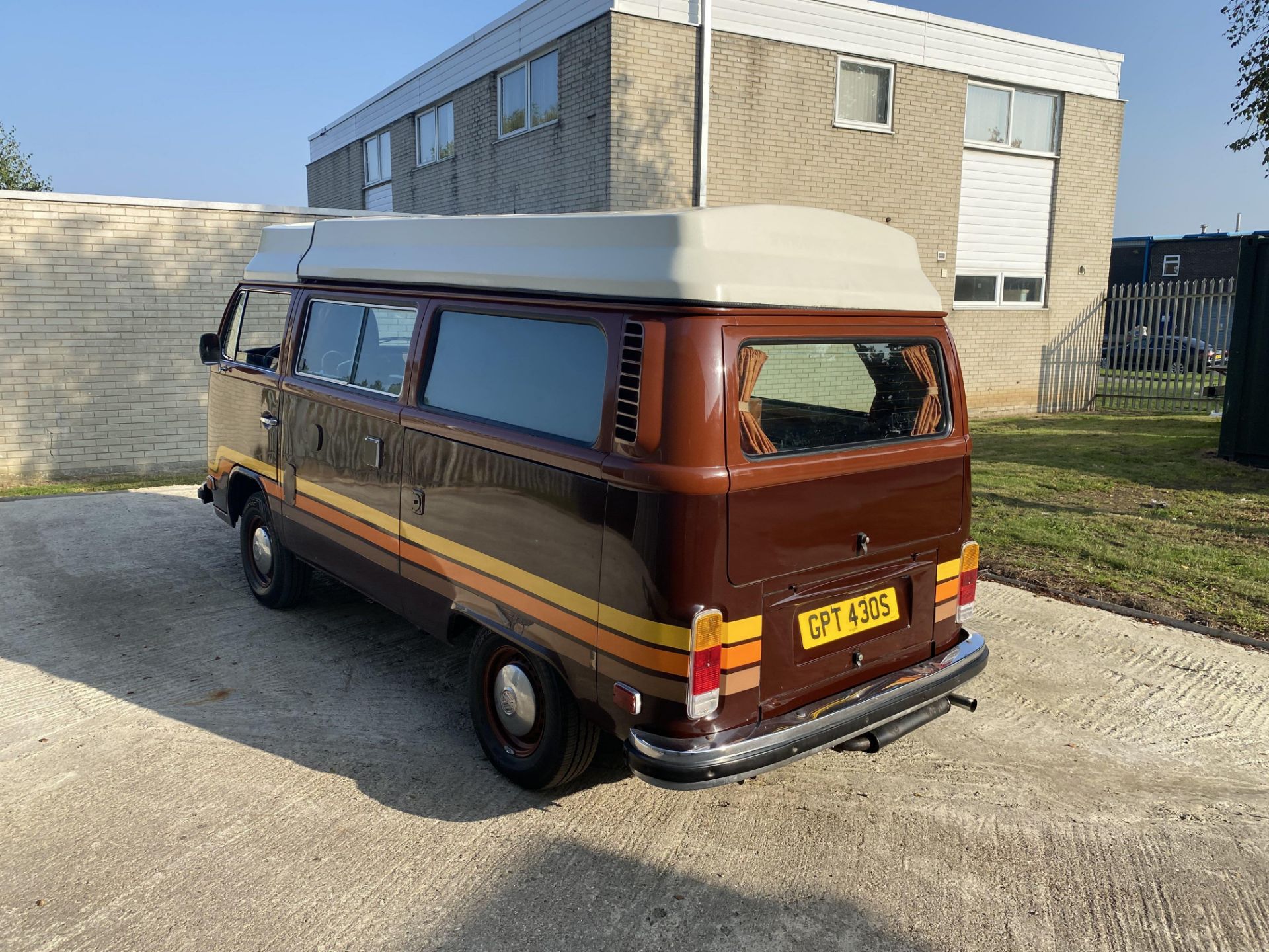 Volkswagen T2 Camper Champagne Edition - Image 27 of 50