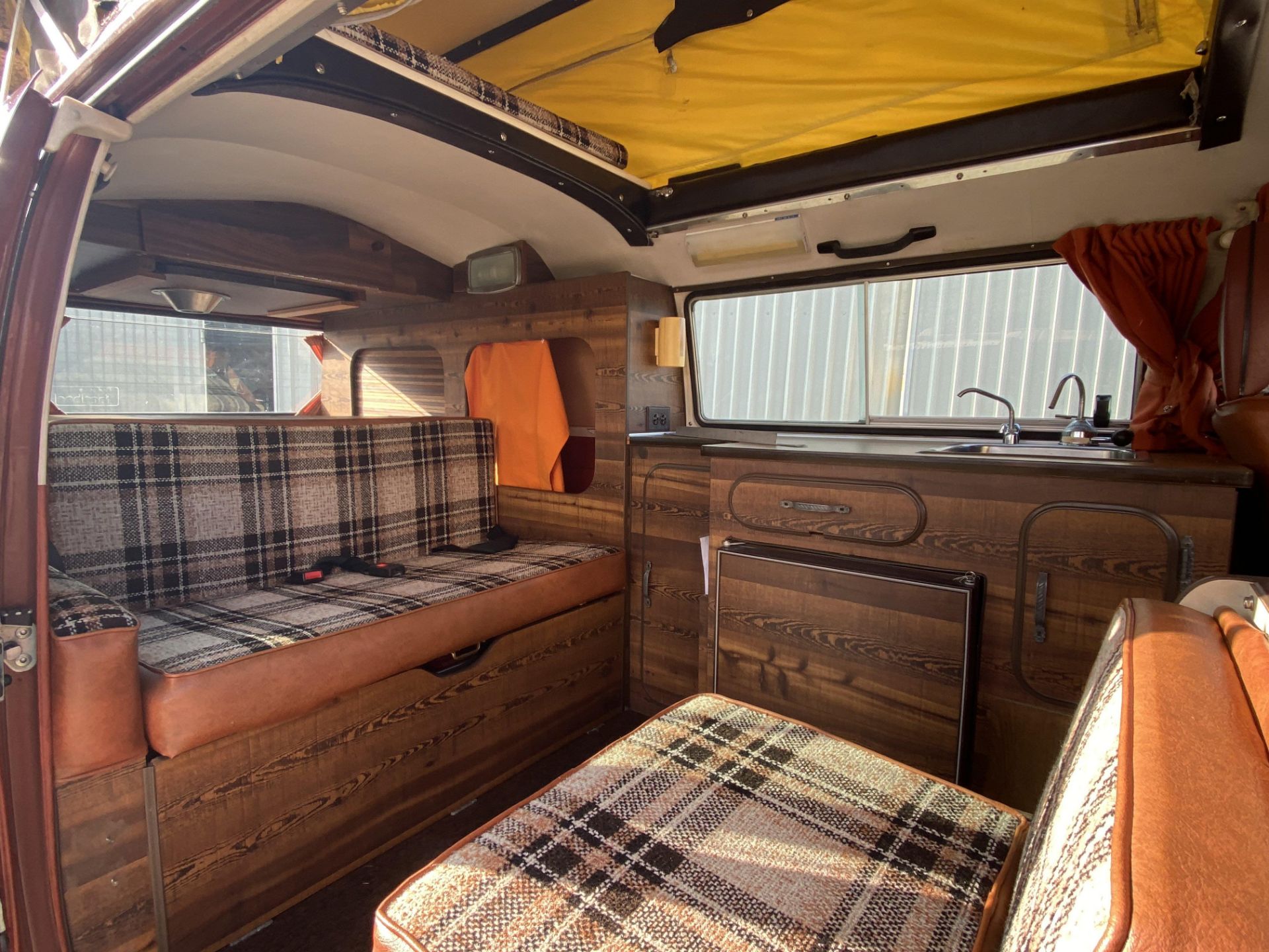 Volkswagen T2 Camper Champagne Edition - Image 10 of 50