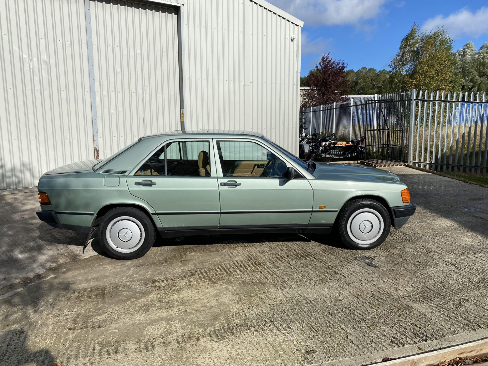 Mercedes 190e - Image 3 of 44