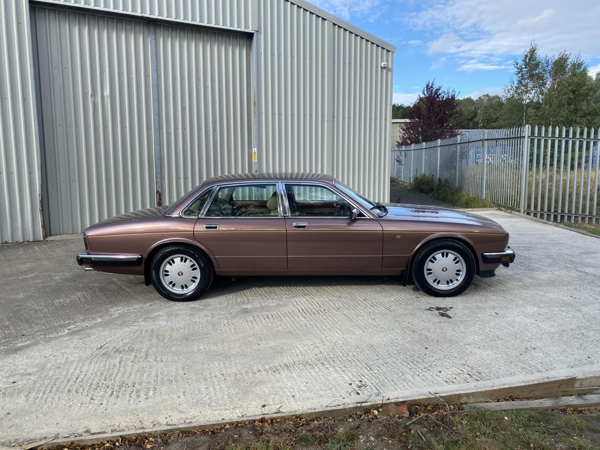 Jaguar XJ40 Sovereign - Image 3 of 46