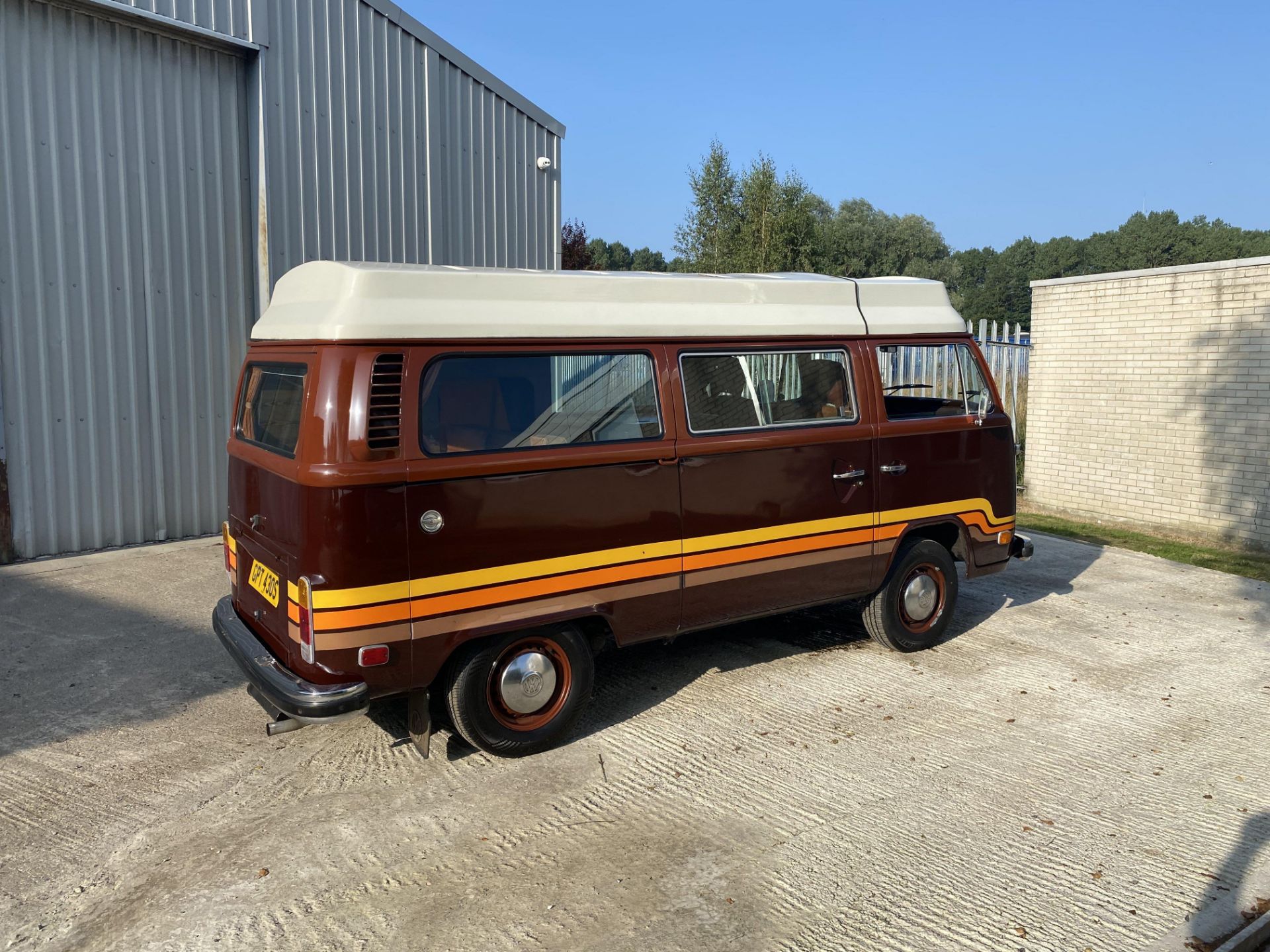 Volkswagen T2 Camper Champagne Edition - Image 23 of 50