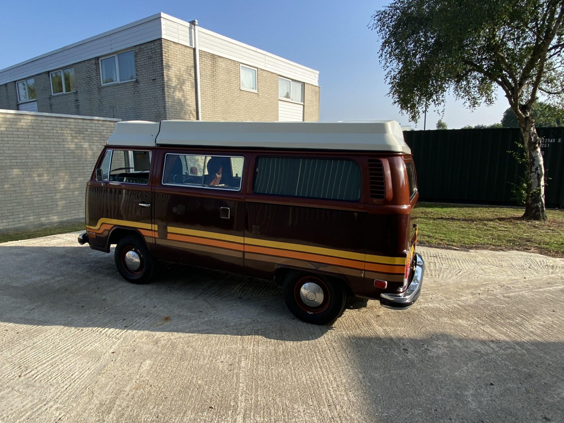 Volkswagen T2 Camper Champagne Edition - Image 28 of 50