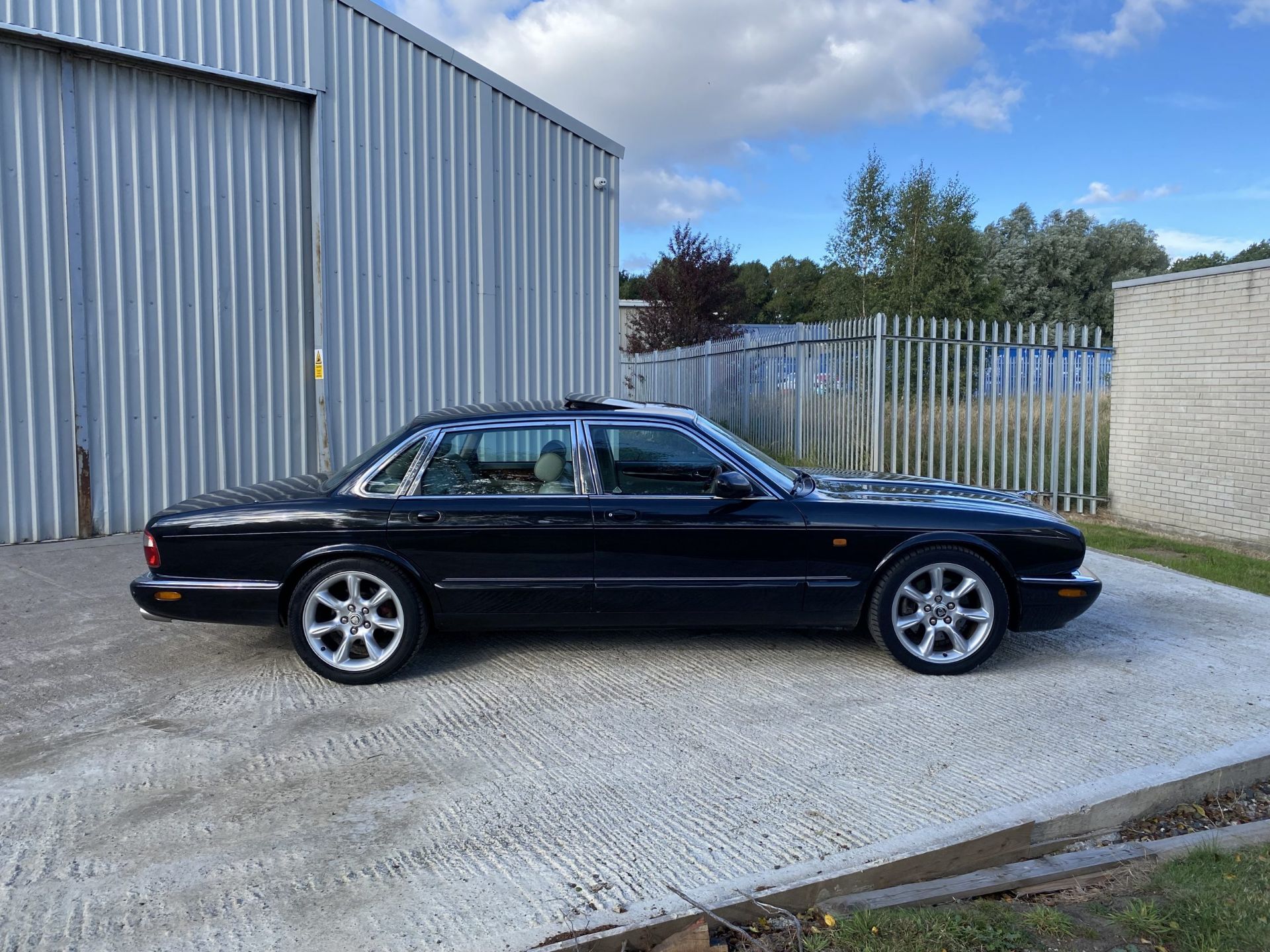 Jaguar XJR - Image 3 of 48