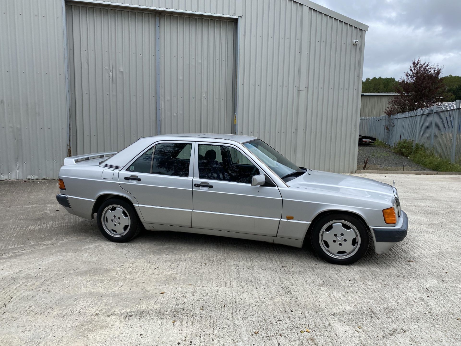 Mercedes 190e - Image 2 of 36