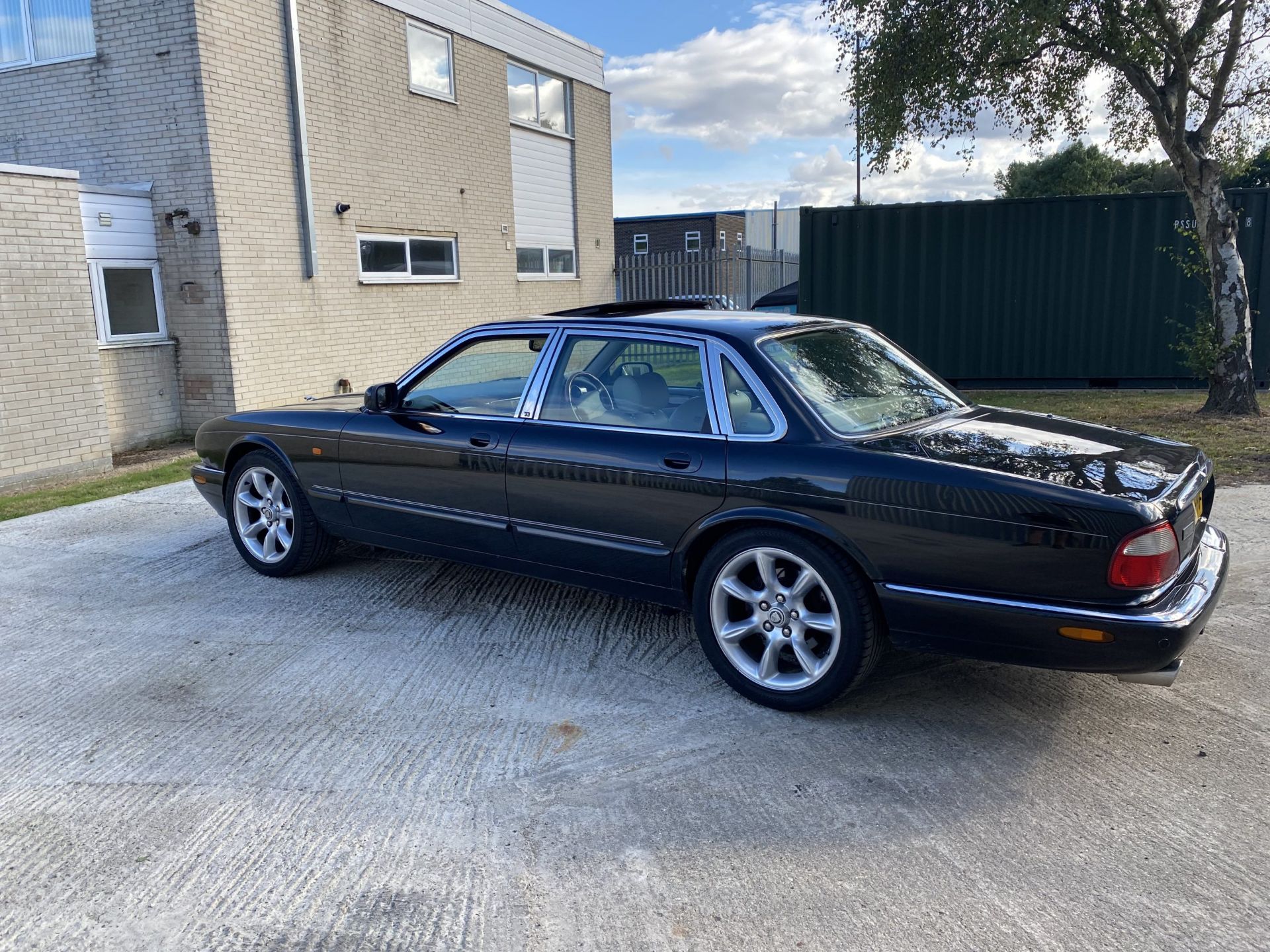 Jaguar XJR - Image 9 of 48