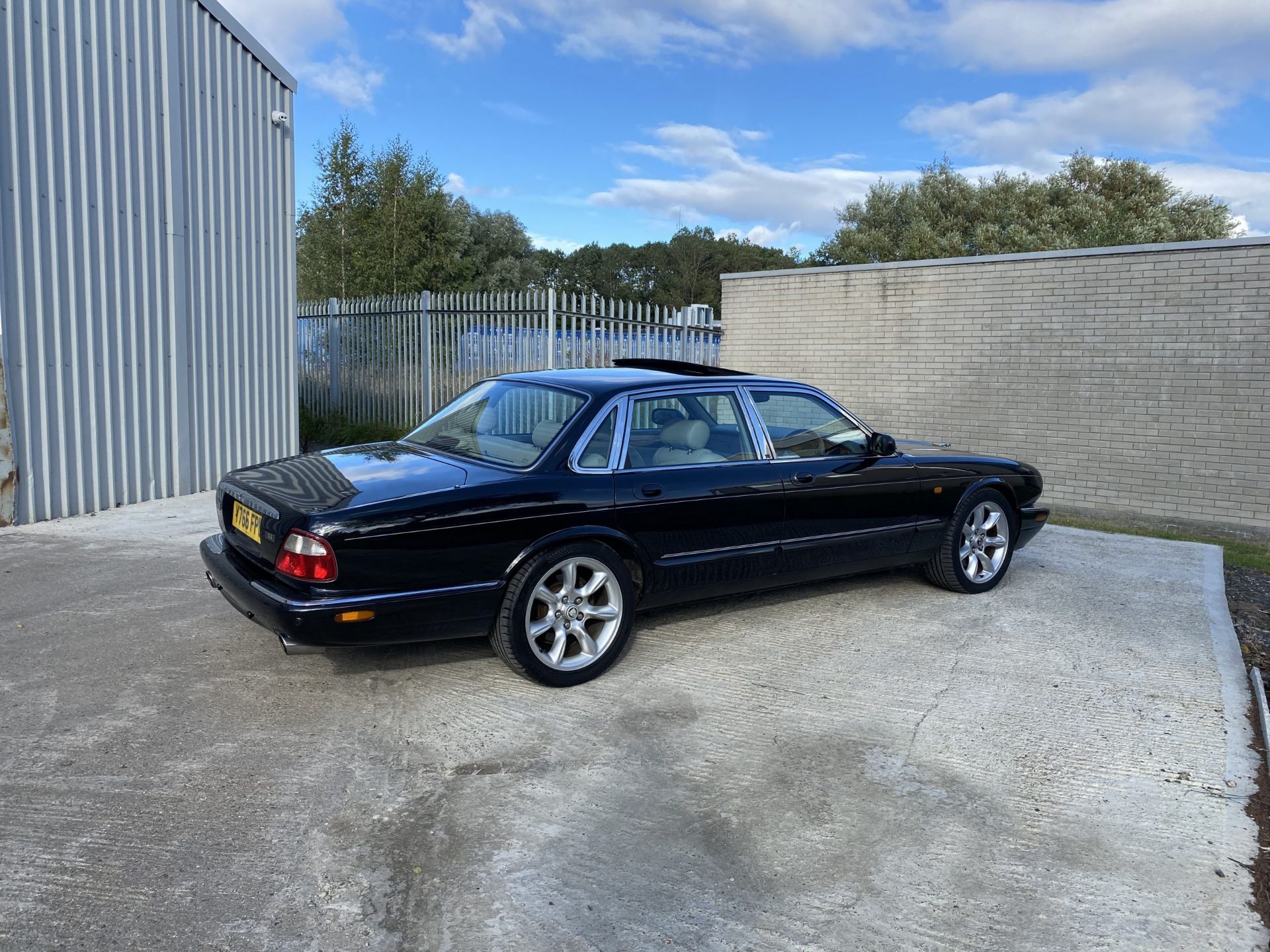 Jaguar XJR - Image 4 of 48