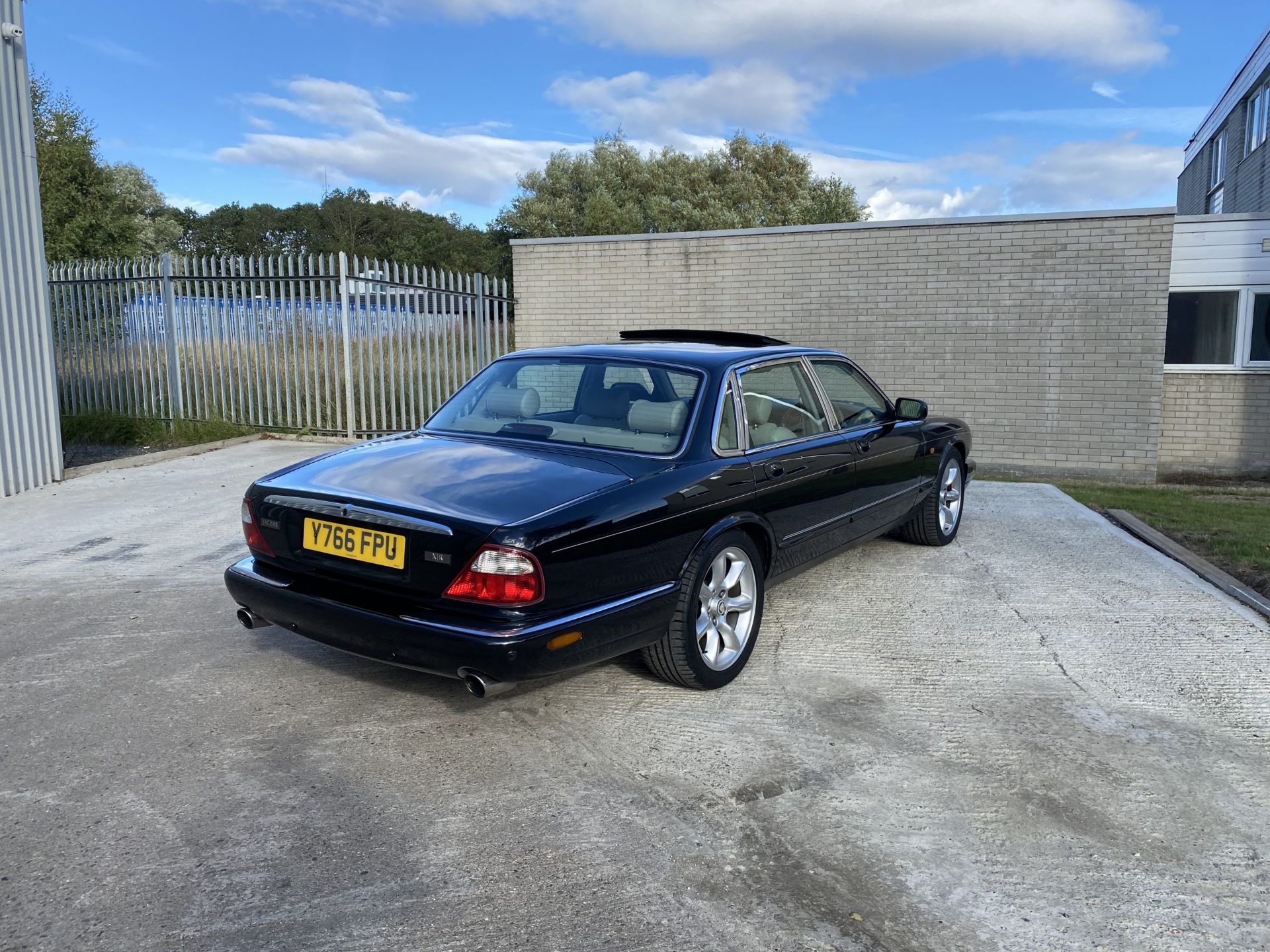 Jaguar XJR - Image 5 of 48