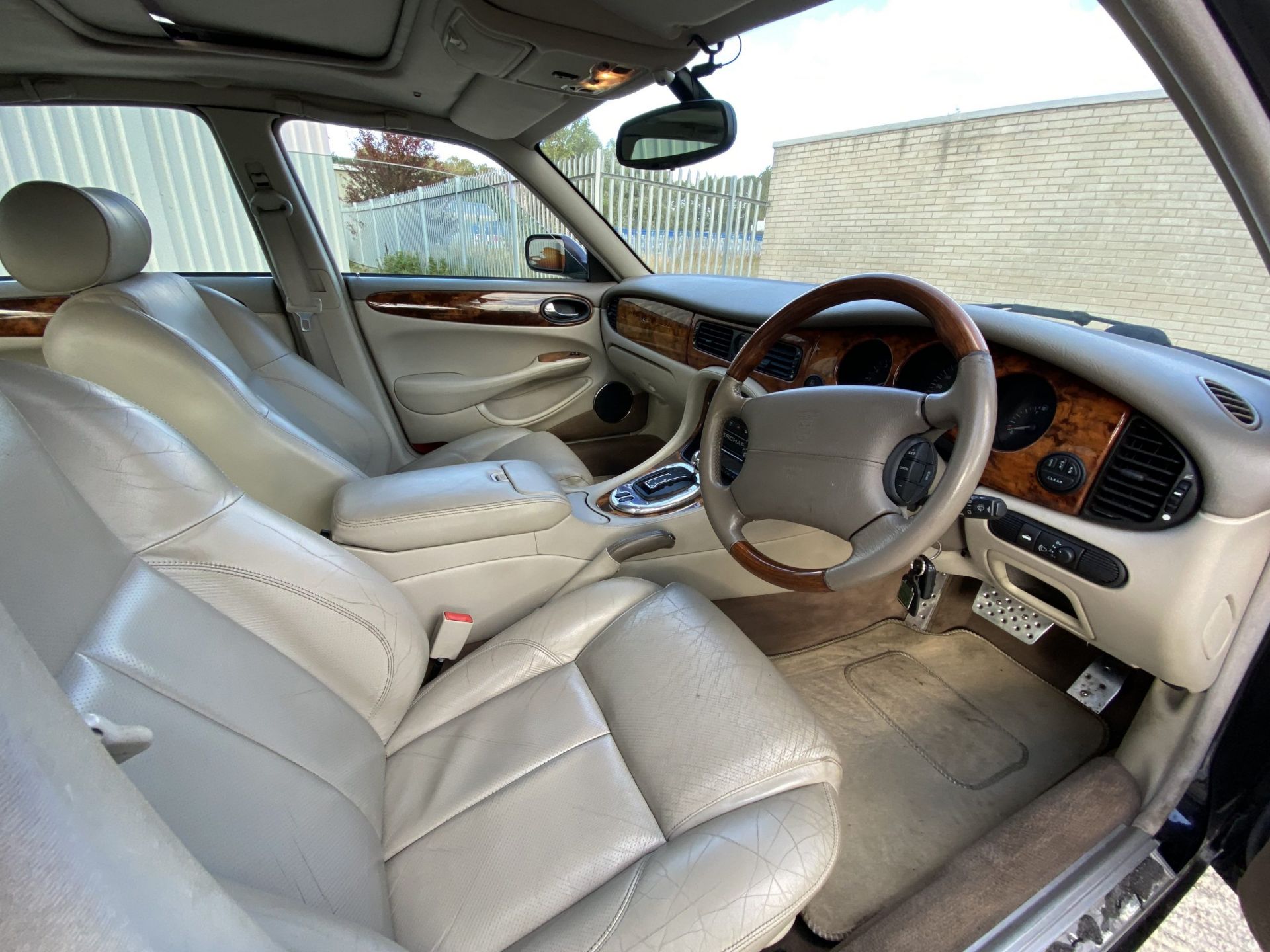 Jaguar XJR - Image 31 of 48