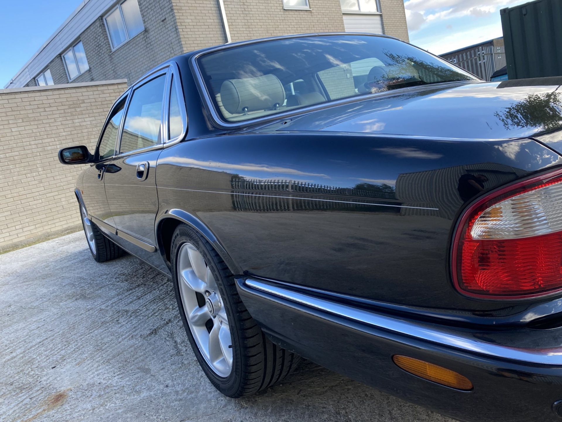 Jaguar XJR - Image 19 of 48