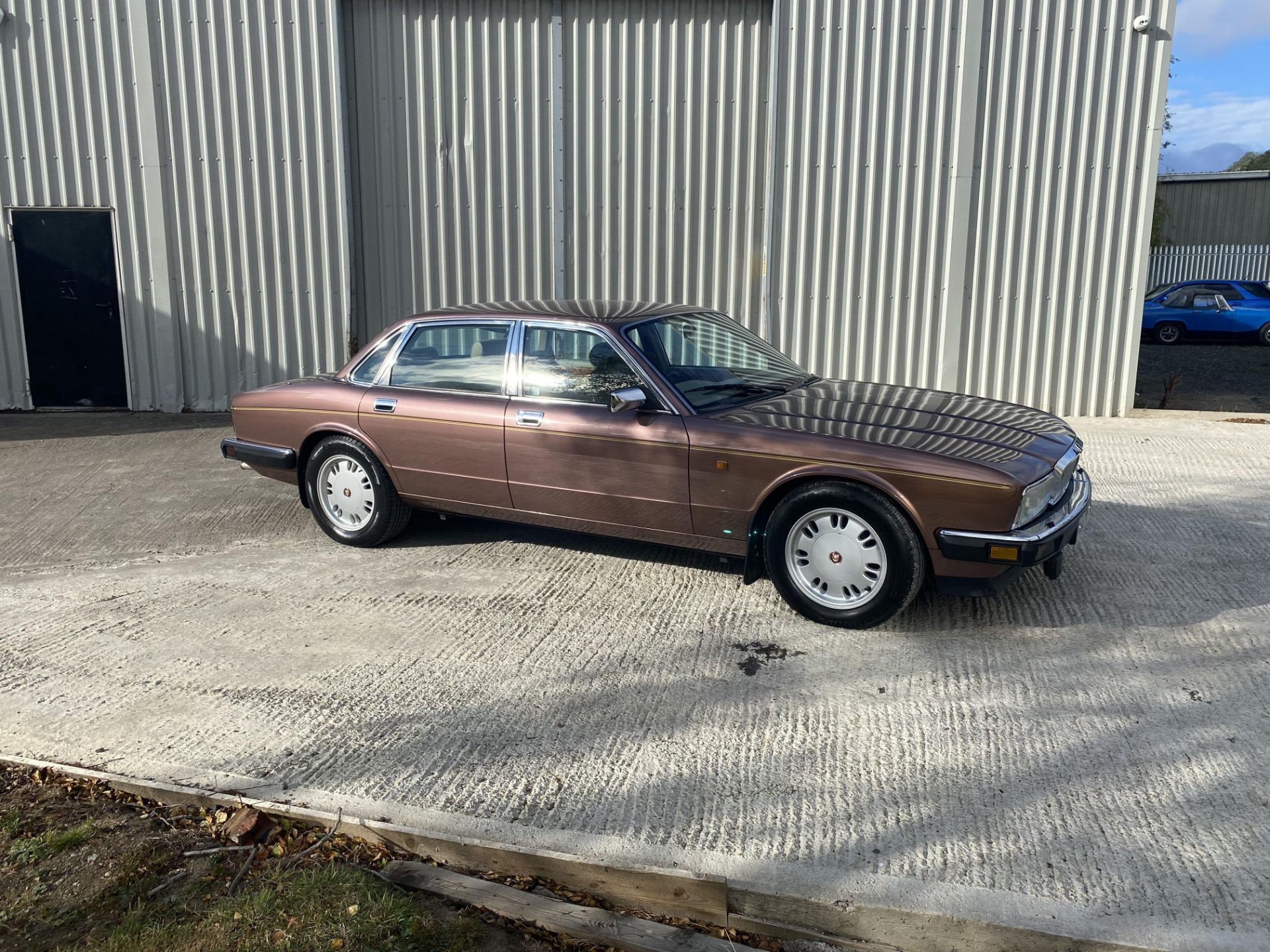 Jaguar XJ40 Sovereign - Image 2 of 46