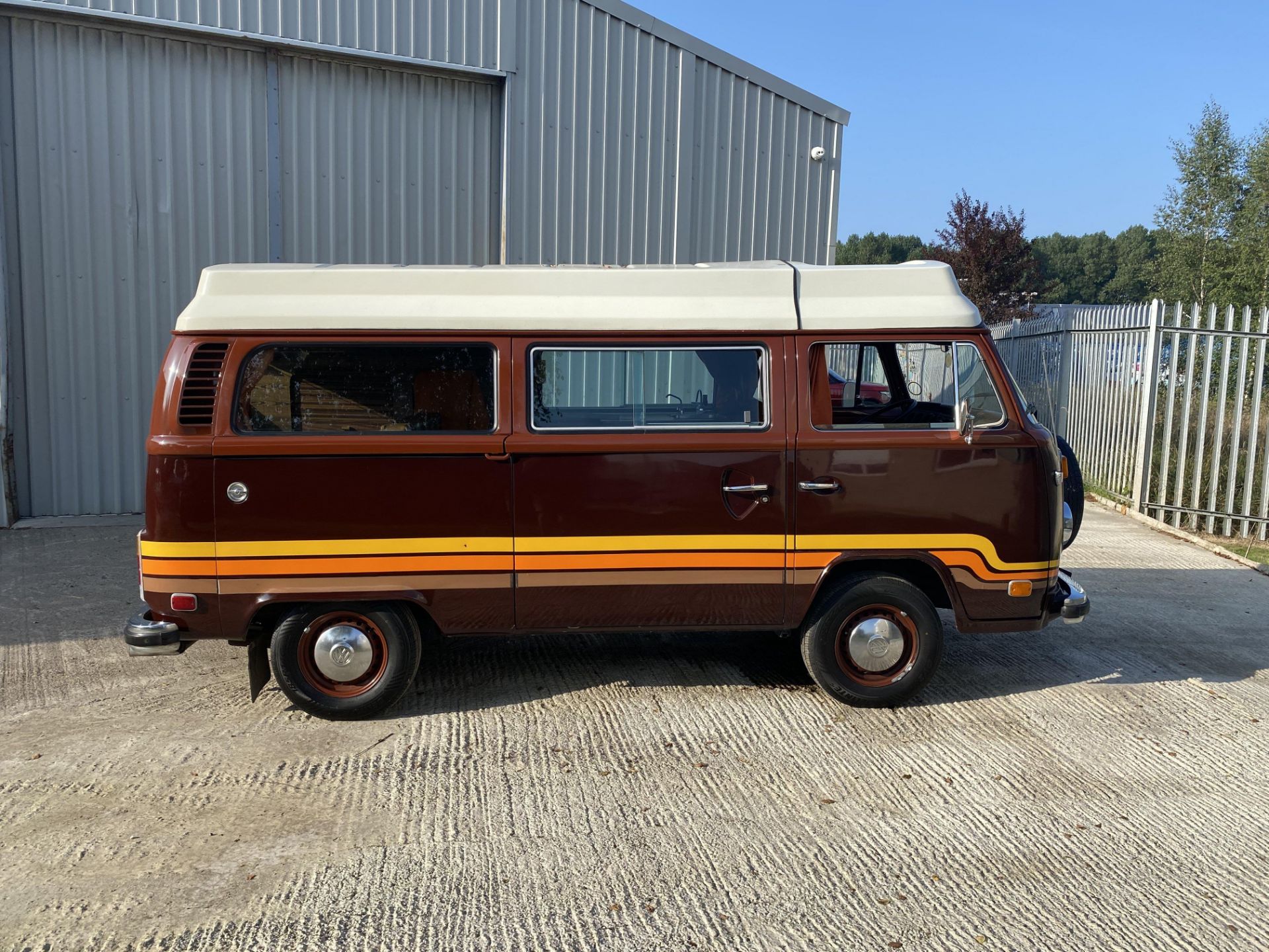 Volkswagen T2 Camper Champagne Edition - Image 22 of 50