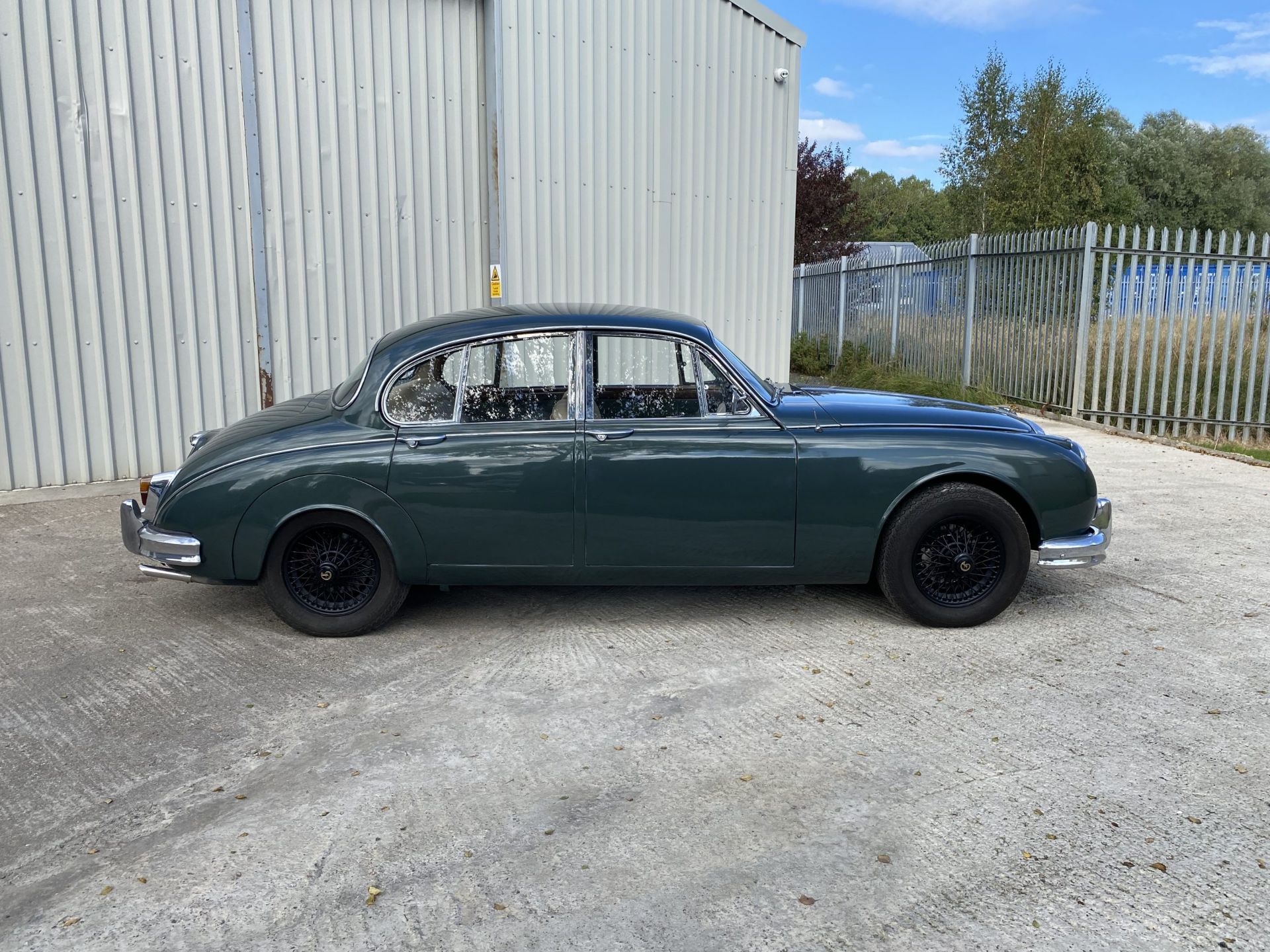 Daimler 250 Saloon - Image 3 of 40