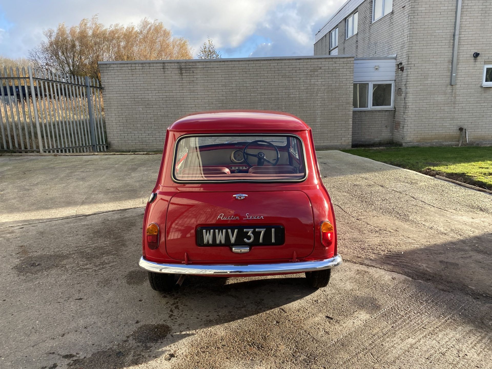 Austin Mini Deluxe - Image 4 of 48