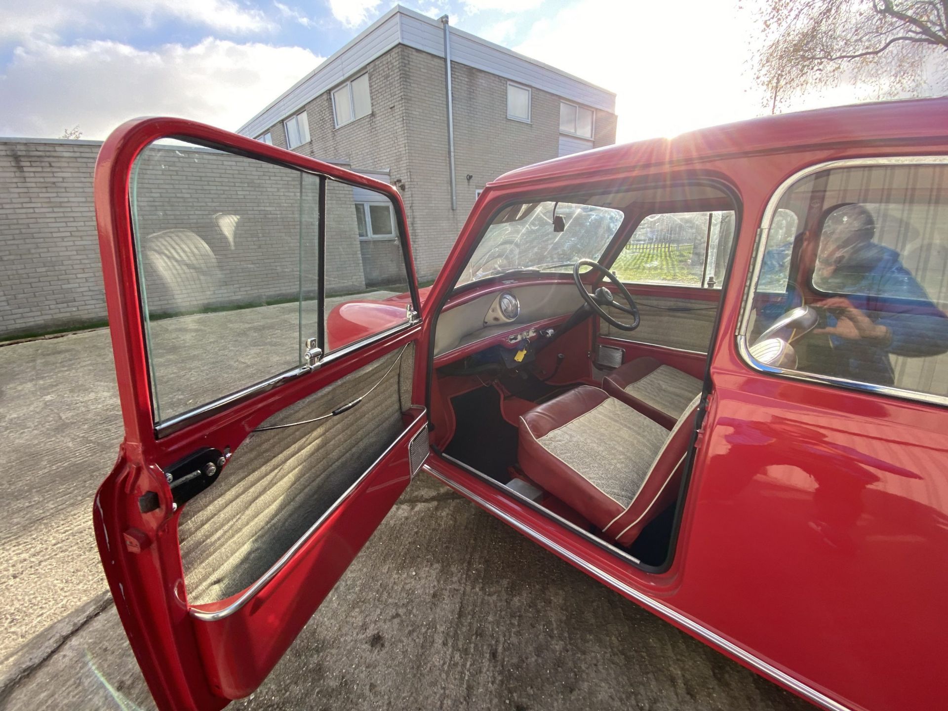 Austin Mini Deluxe - Image 33 of 48