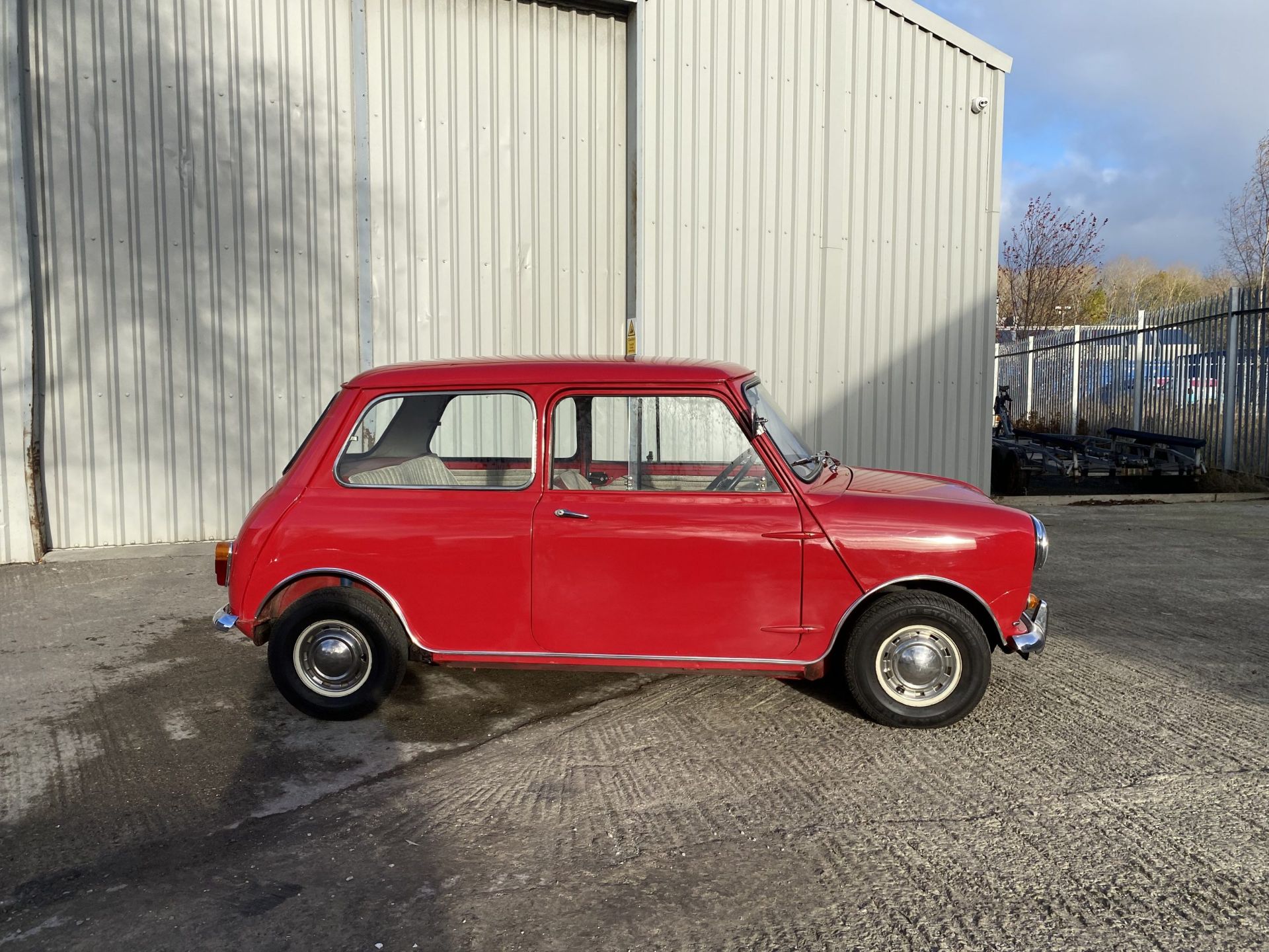 Austin Mini Deluxe - Image 11 of 48