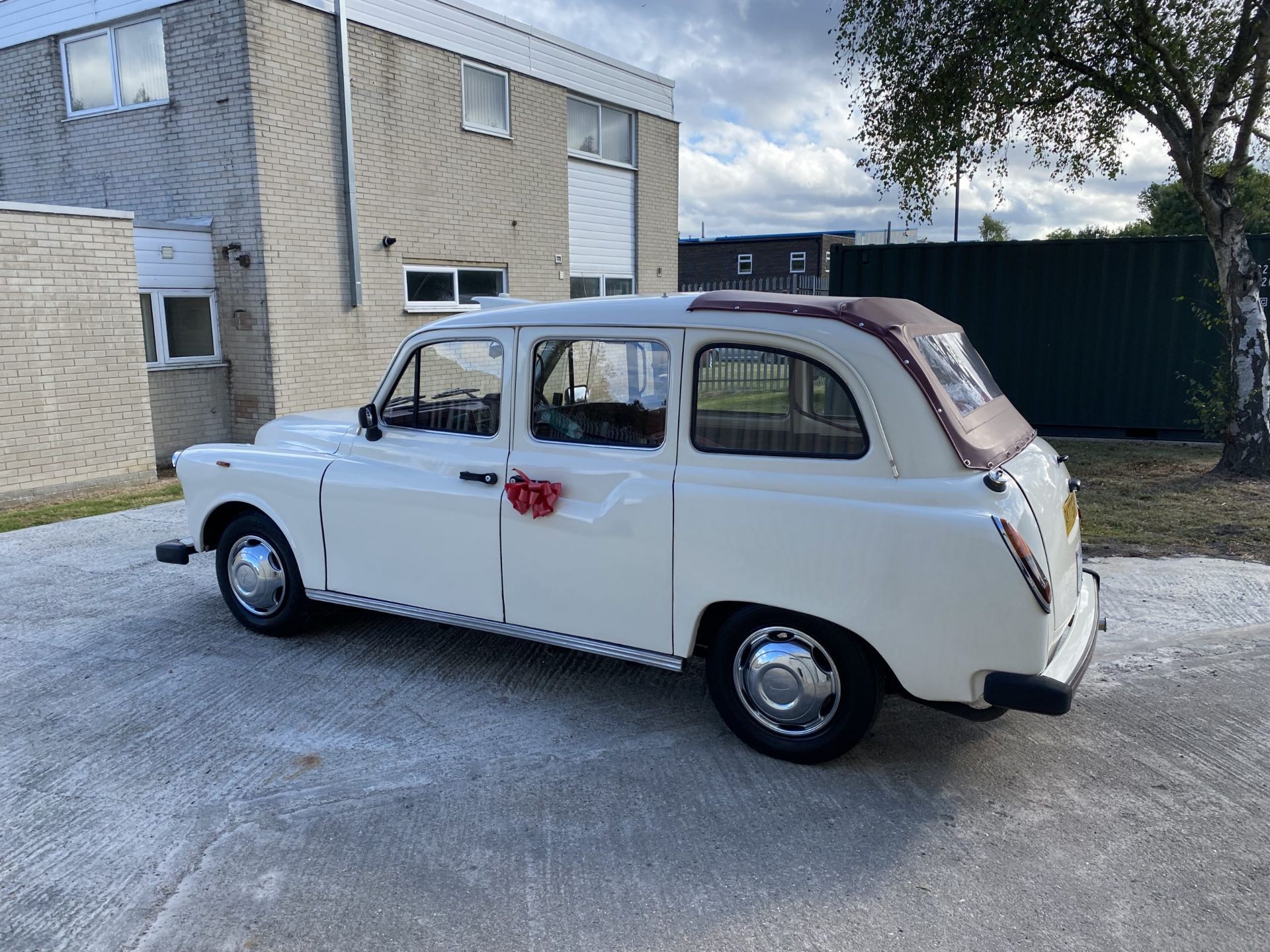 Carbodies TX1 - Image 10 of 34