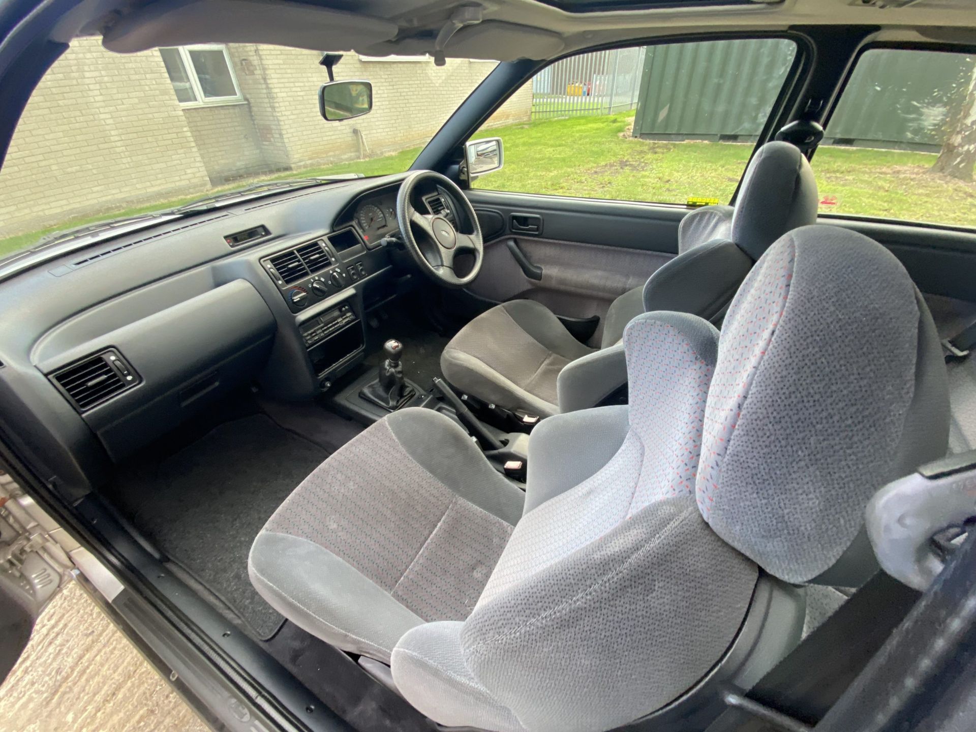 Ford Escort XR3i - Image 32 of 40