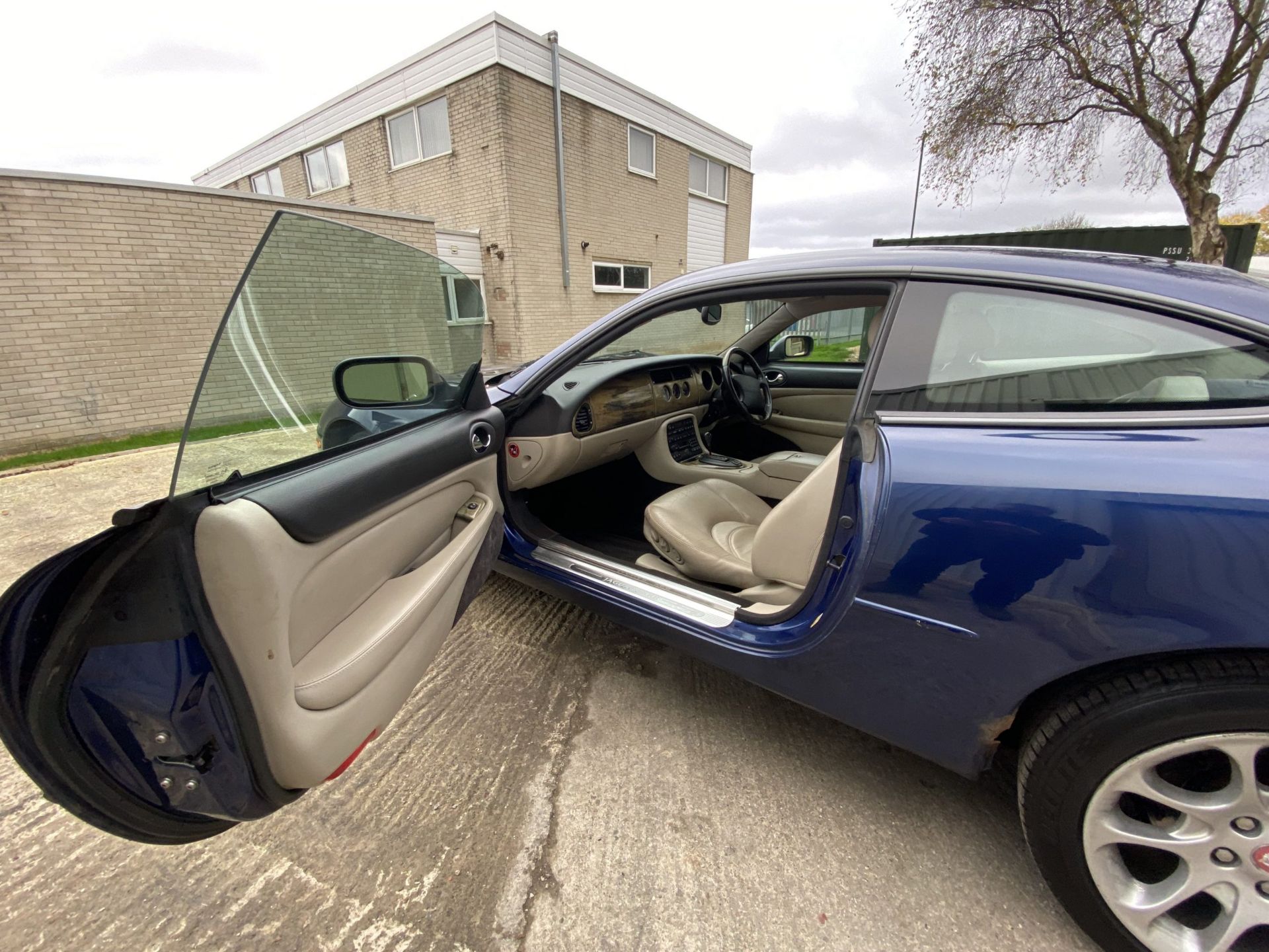 Jaguar XKR - Image 33 of 43