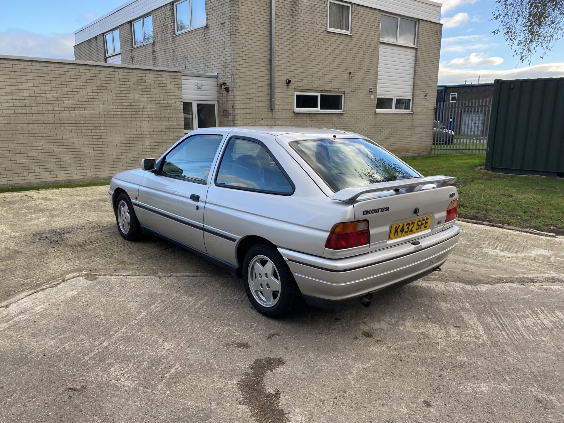 Ford Escort XR3i - Image 2 of 40