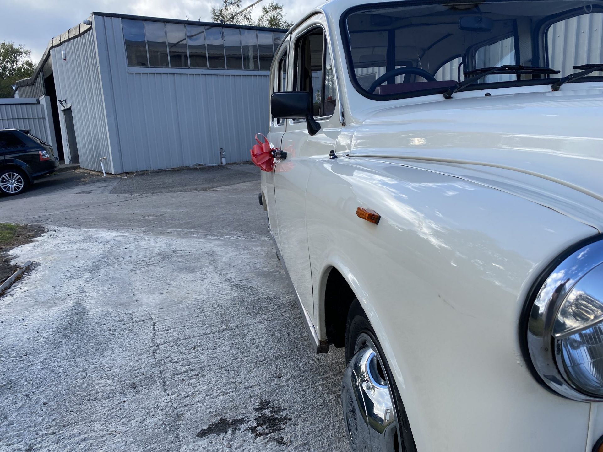 Carbodies TX1 - Image 14 of 34