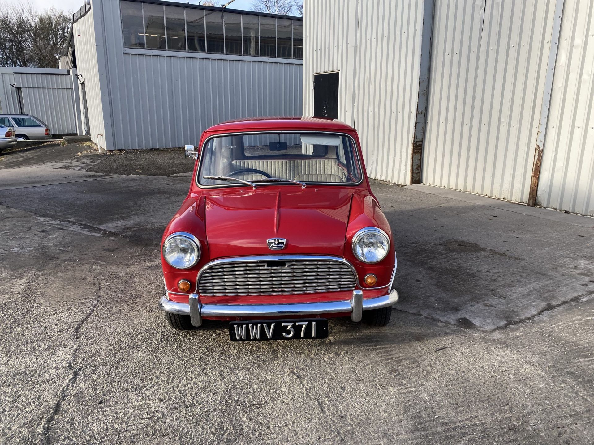 Austin Mini Deluxe - Image 9 of 48