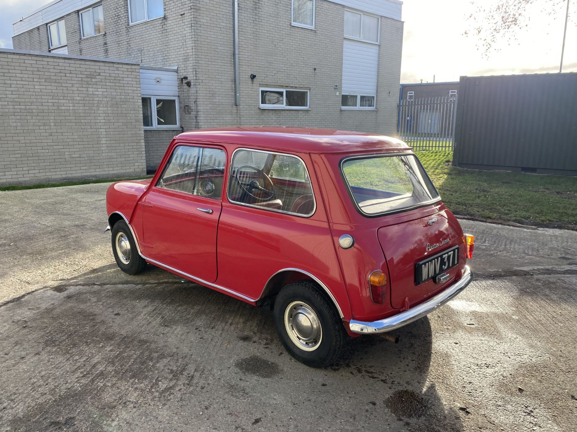 Austin Mini Deluxe - Image 7 of 48