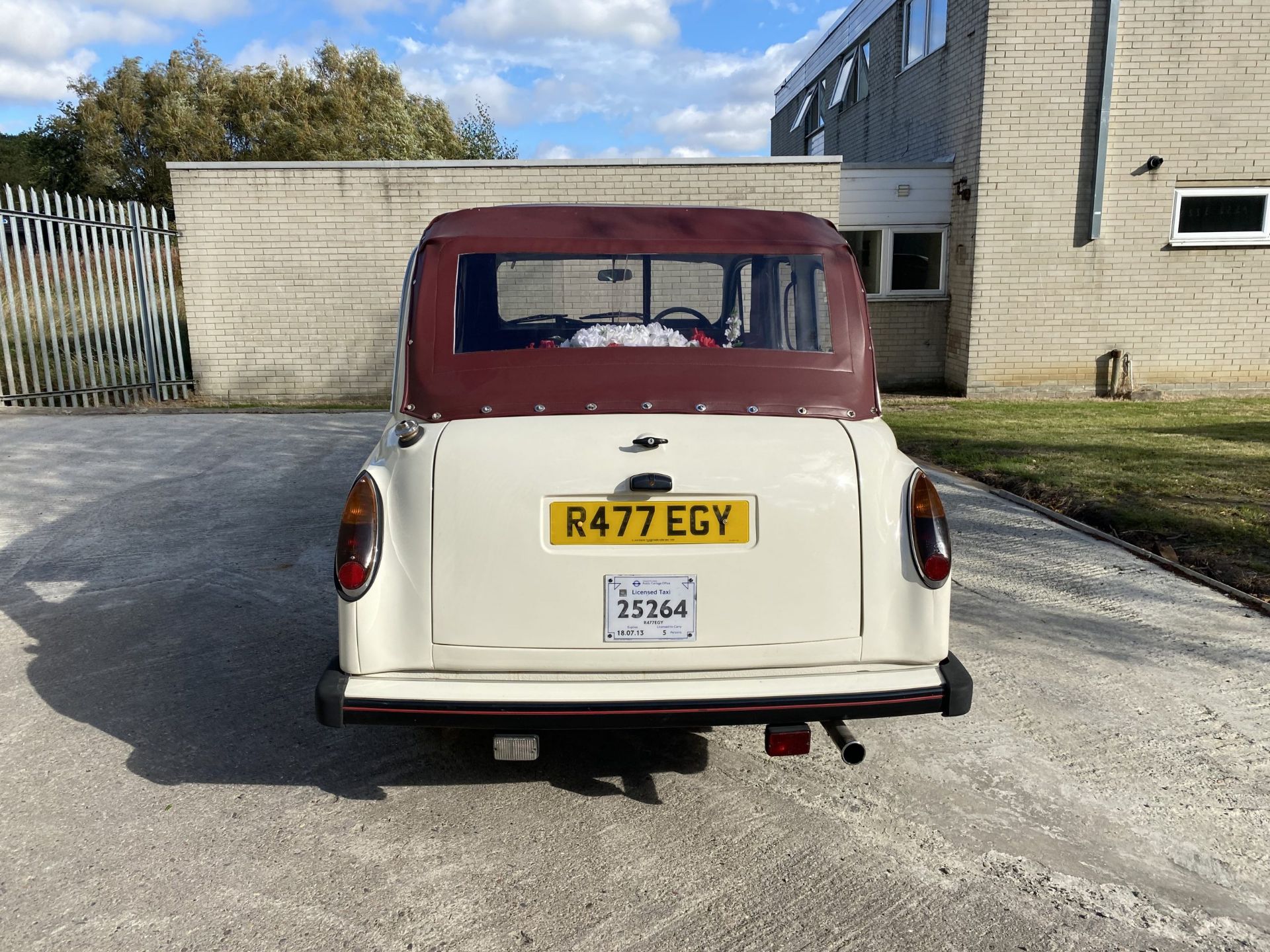 Carbodies TX1 - Image 8 of 34