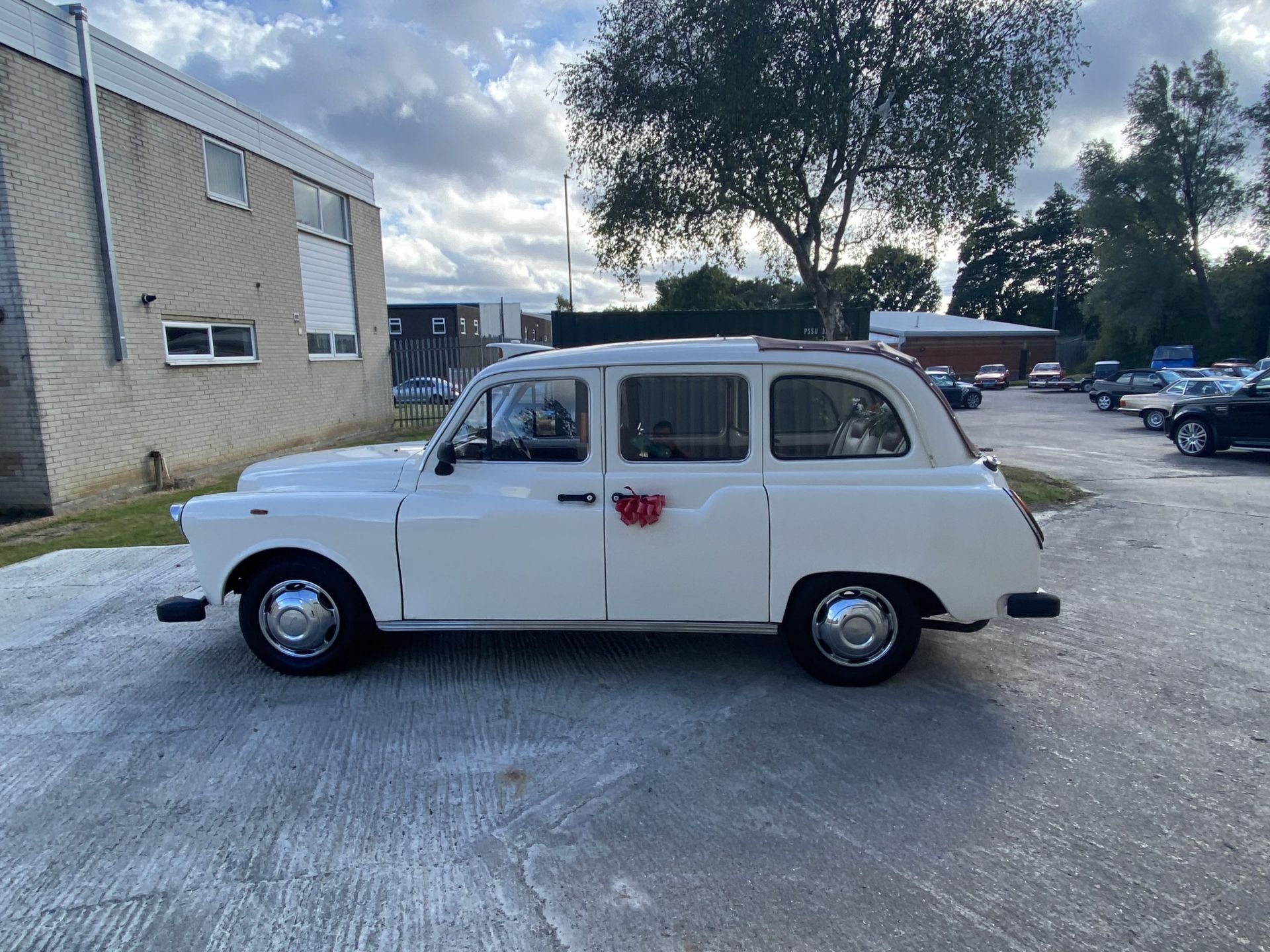 Carbodies TX1 - Image 11 of 34