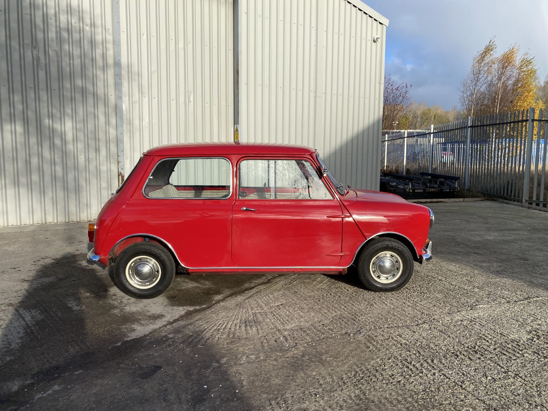 Austin Mini Deluxe - Image 12 of 48