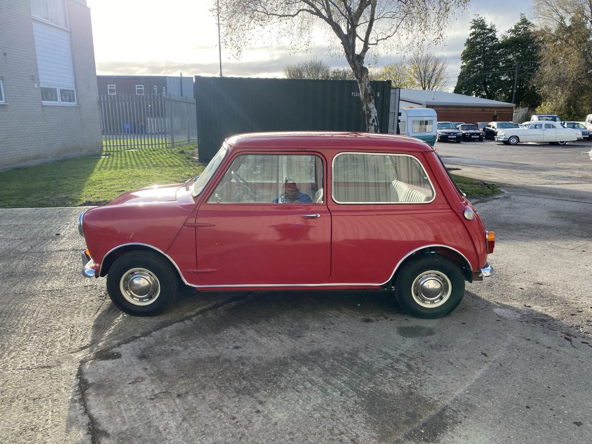 Austin Mini Deluxe - Image 6 of 48